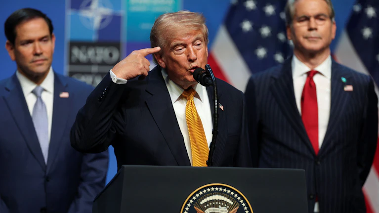Nach der ersten Aufregung über die Berichte, dass US-Präsident Donald Trump am Heimflug vom NATO-Gipfel in der Türkei heimlich das Flugzeug gewechselt hat, werden jetzt immer mehr Details über die Bedrohungslage dahinter bekannt – und werfen weitere Fragen auf.