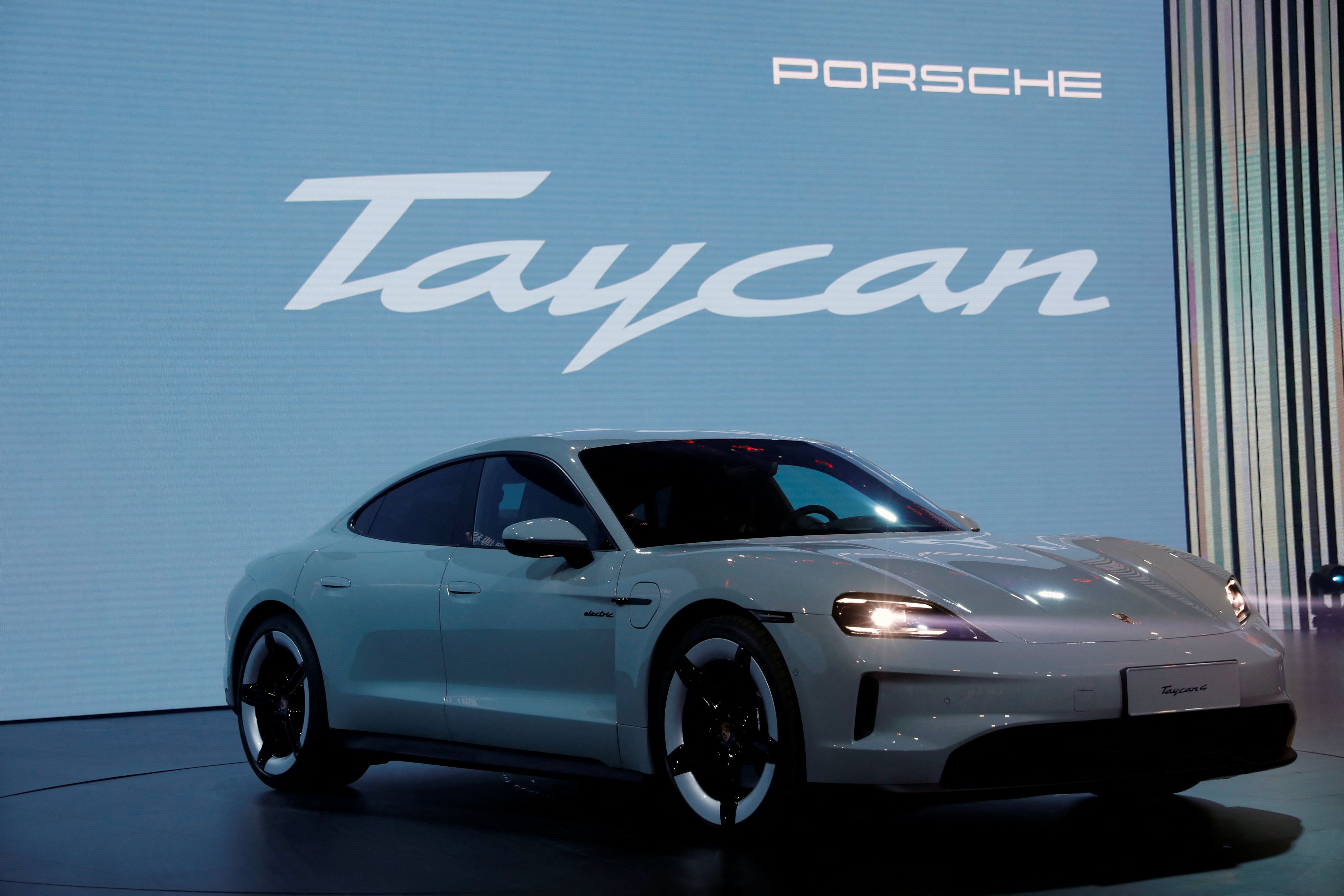 Der Sportwagenbauer Porsche will einem Bericht zufolge die Produktion seines Elektromodells Taycan bis 2030 einstellen. 