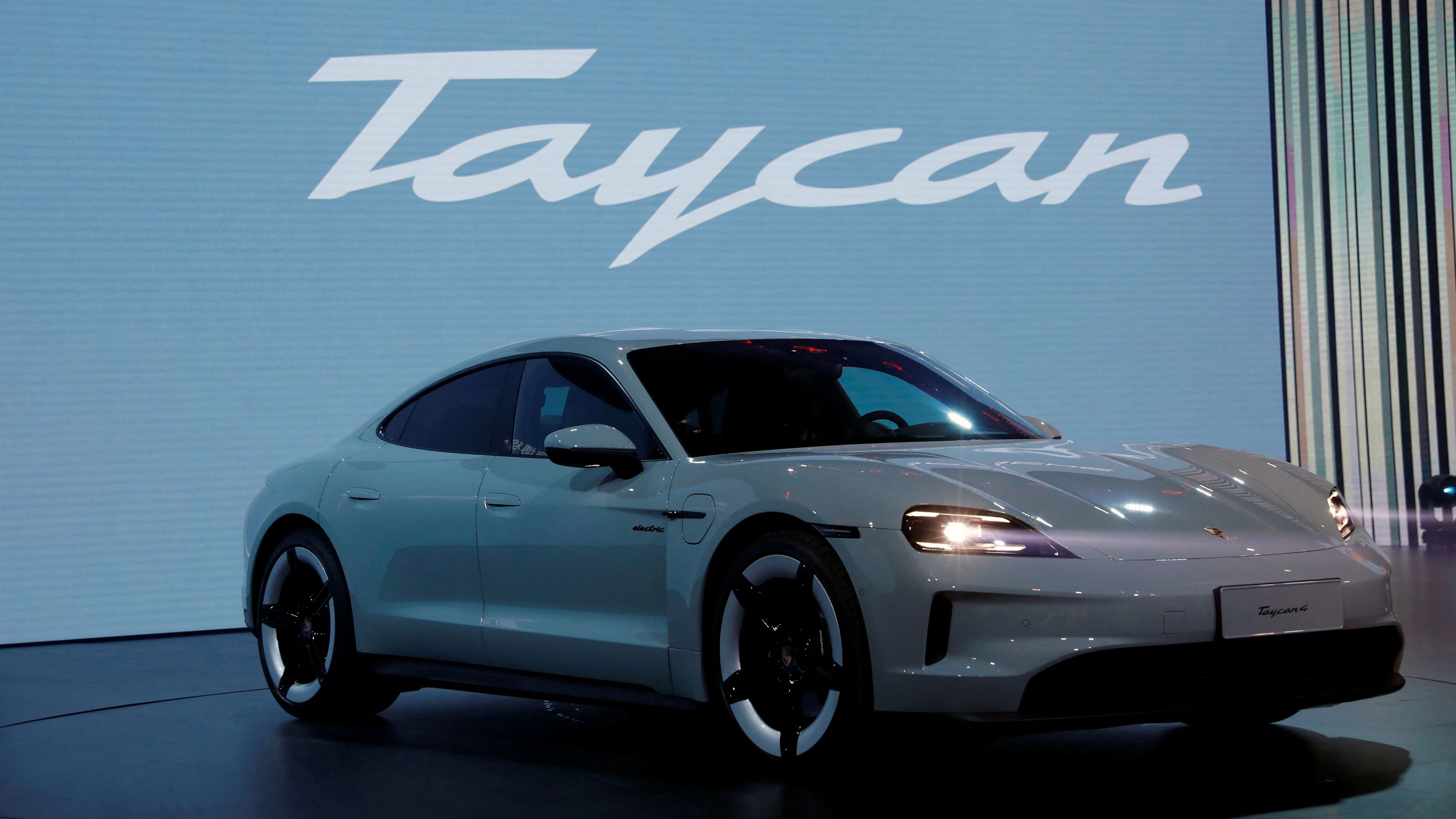 Der Sportwagenbauer Porsche will einem Bericht zufolge die Produktion seines Elektromodells Taycan bis 2030 einstellen. 