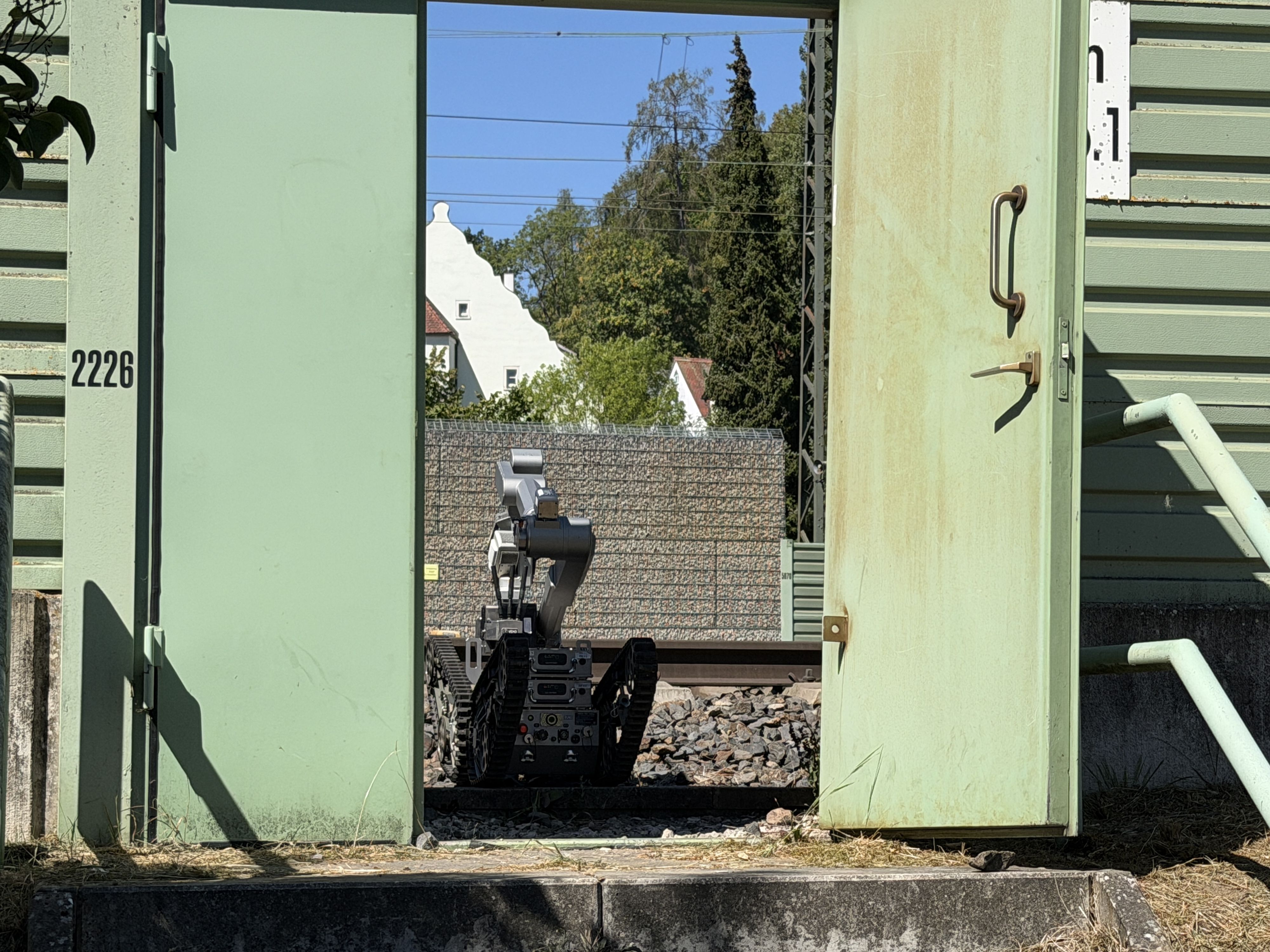 Ein sprengstoffaehnlicher Gegenstand wurde am Donnrstag in Treuchtlingen im Gleisbereich der Bahn aufgefunden.