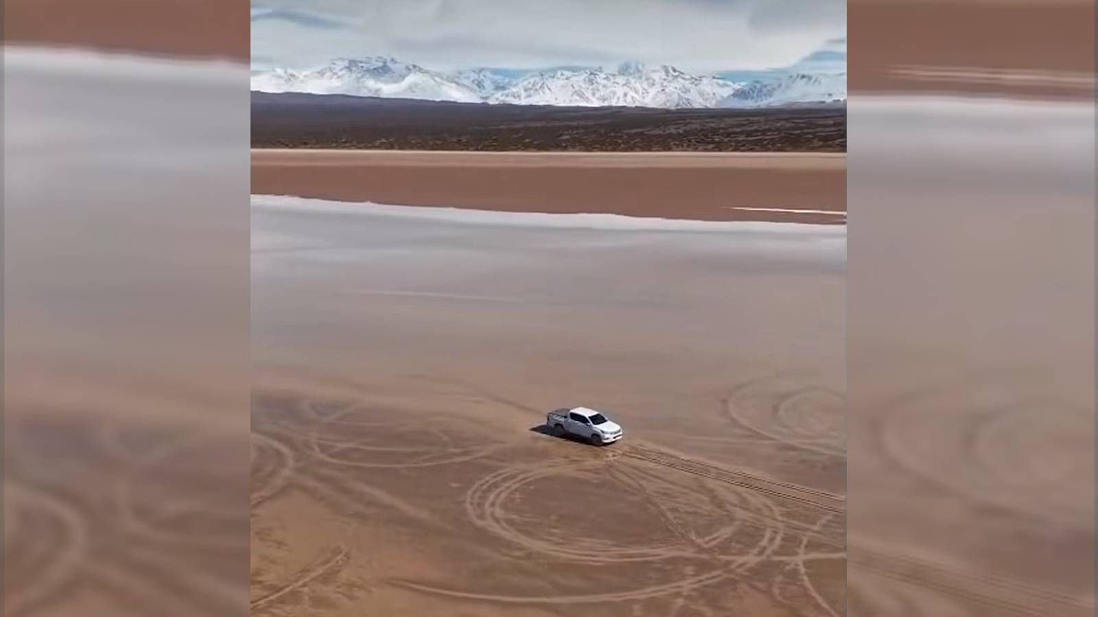 Ein Autofahrer hat in der Pampa del Leoncito tiefe Reifenspuren hinterlassen. Die Schäden könnten noch Jahrzehnte sichtbar bleiben.