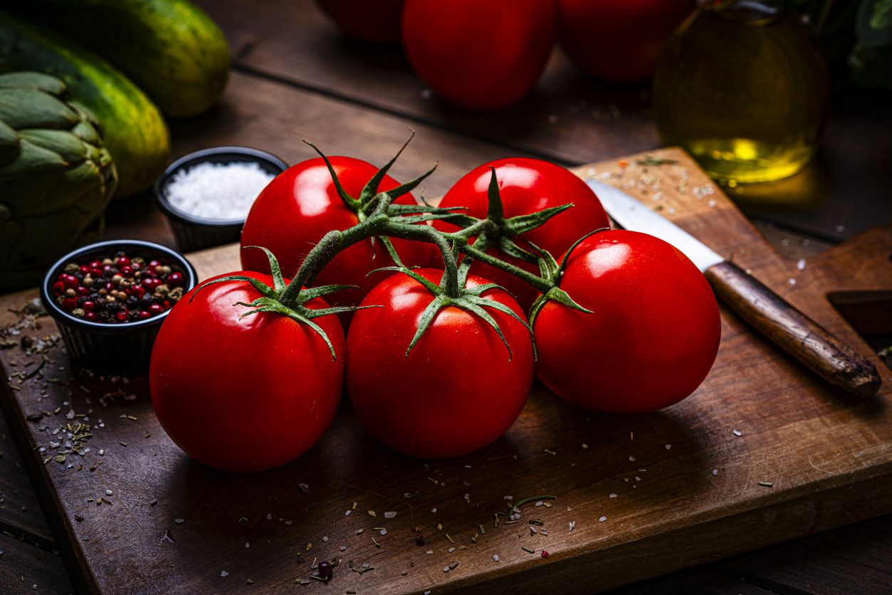 Viele lassen nach dem Kauf oder der Ernte die Rispen und Stiele an den Tomaten - ein Fehler.