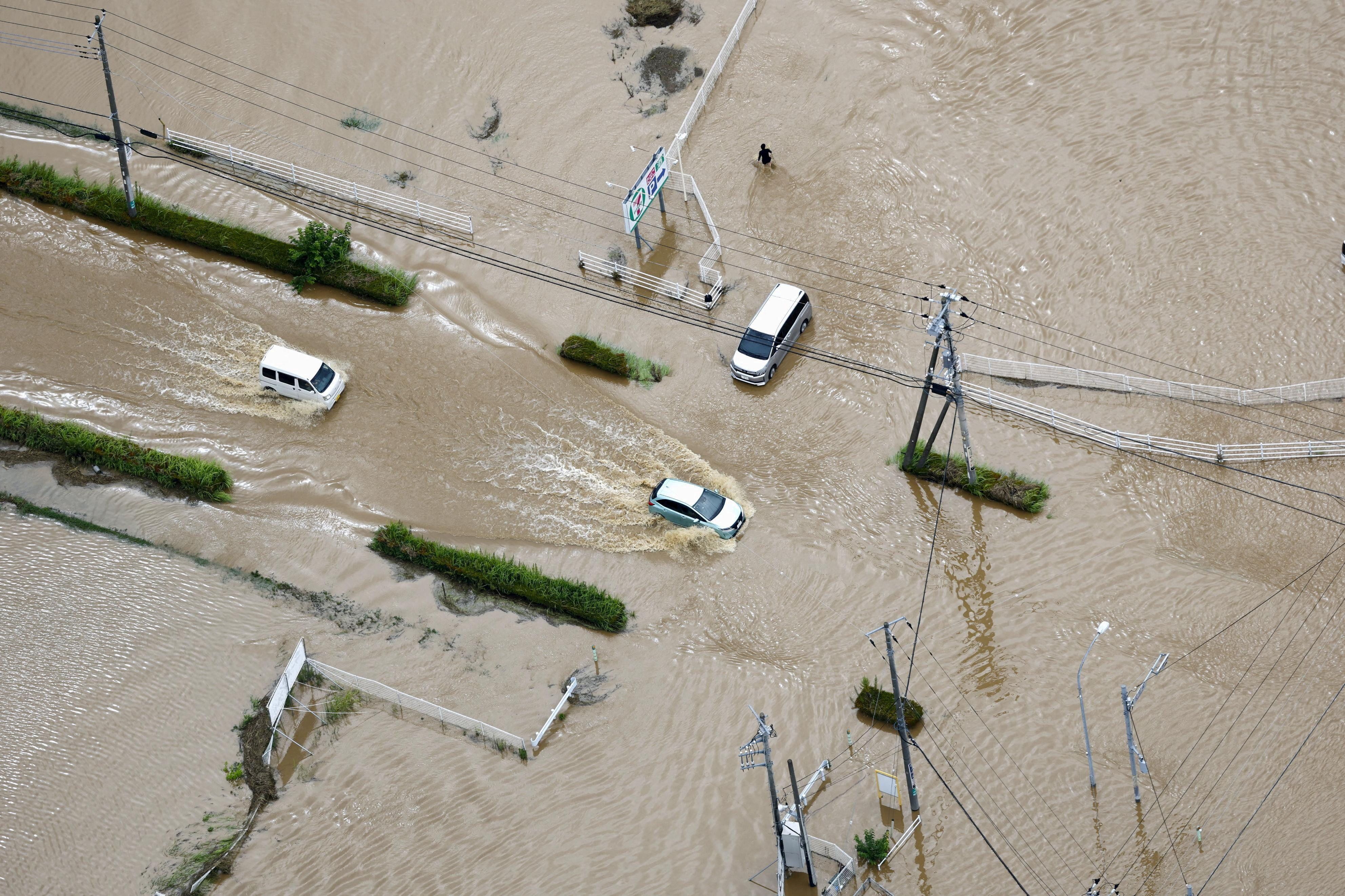 Bei heftigen Regenfällen in Japan kamen mindestens vier Menschen ums Leben. 