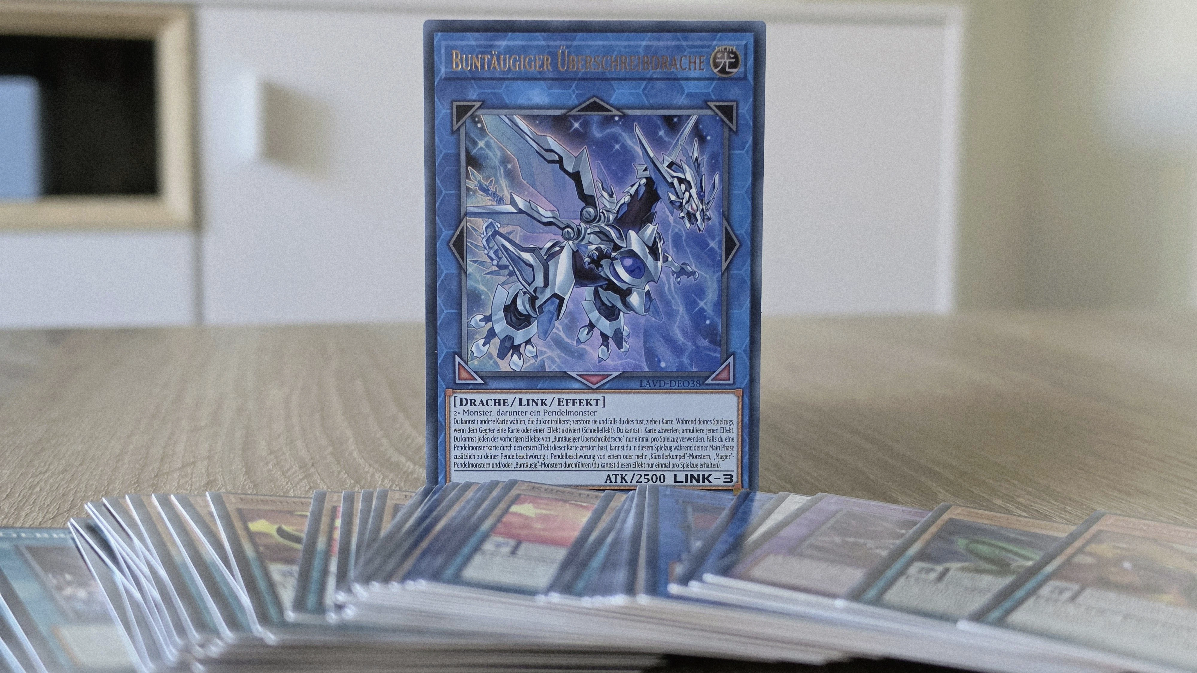 Das Buntäugig-Deck ist auf Yuya zugeschnitten. Neu ist unter anderem ein Link-3-Buntäugig-Monster namens "Buntäugiger Überschreibdrache" mit 2500 ATK.
