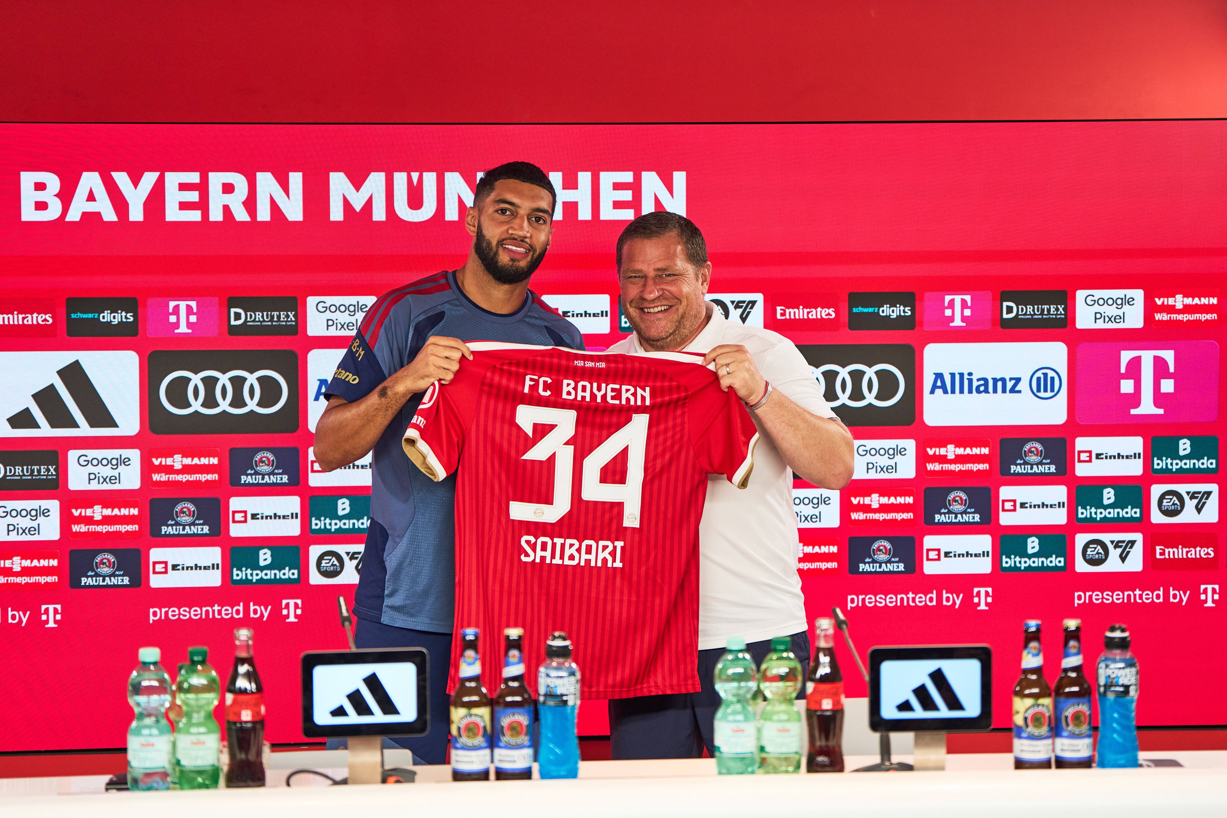  Ismael Saibari und Bayerns Sport-Vorstand Max Eberl bei der Präsentation am Freitag. 