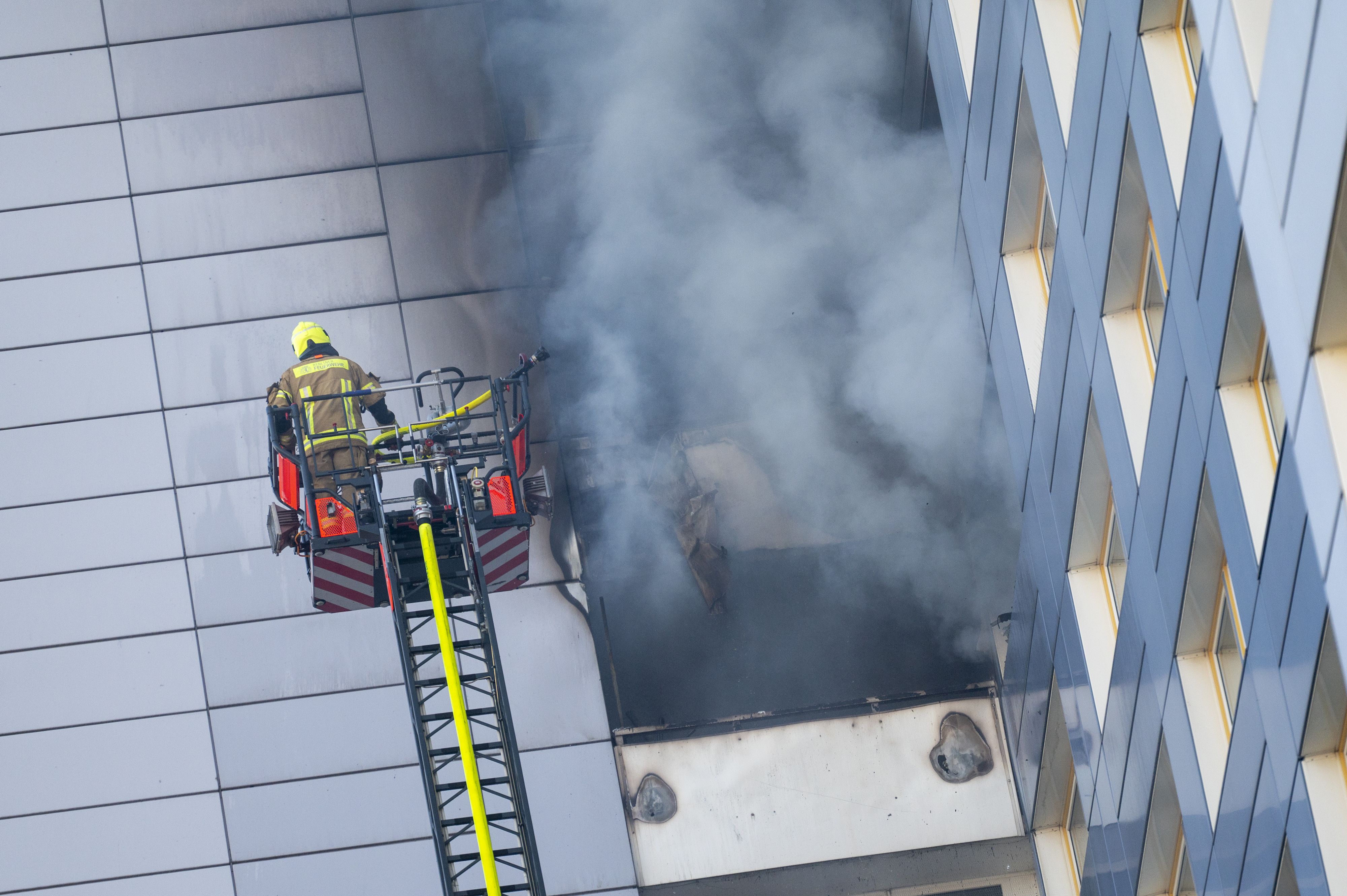 Ein Hochhausbrand in Berlin löste einen dramatischen Feuerwehreinsatz aus. 
