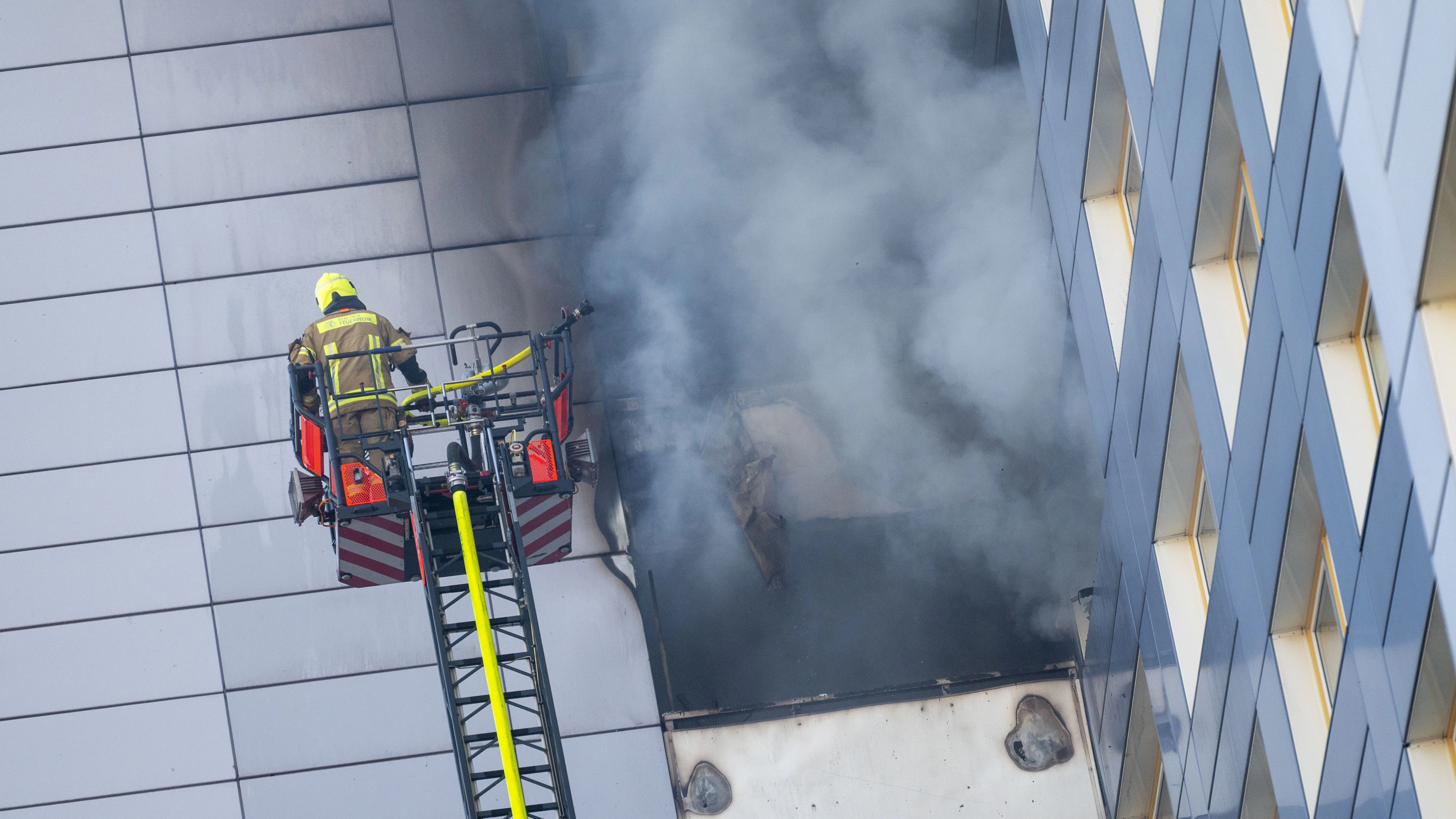 Ein Hochhausbrand in Berlin löste einen dramatischen Feuerwehreinsatz aus. 