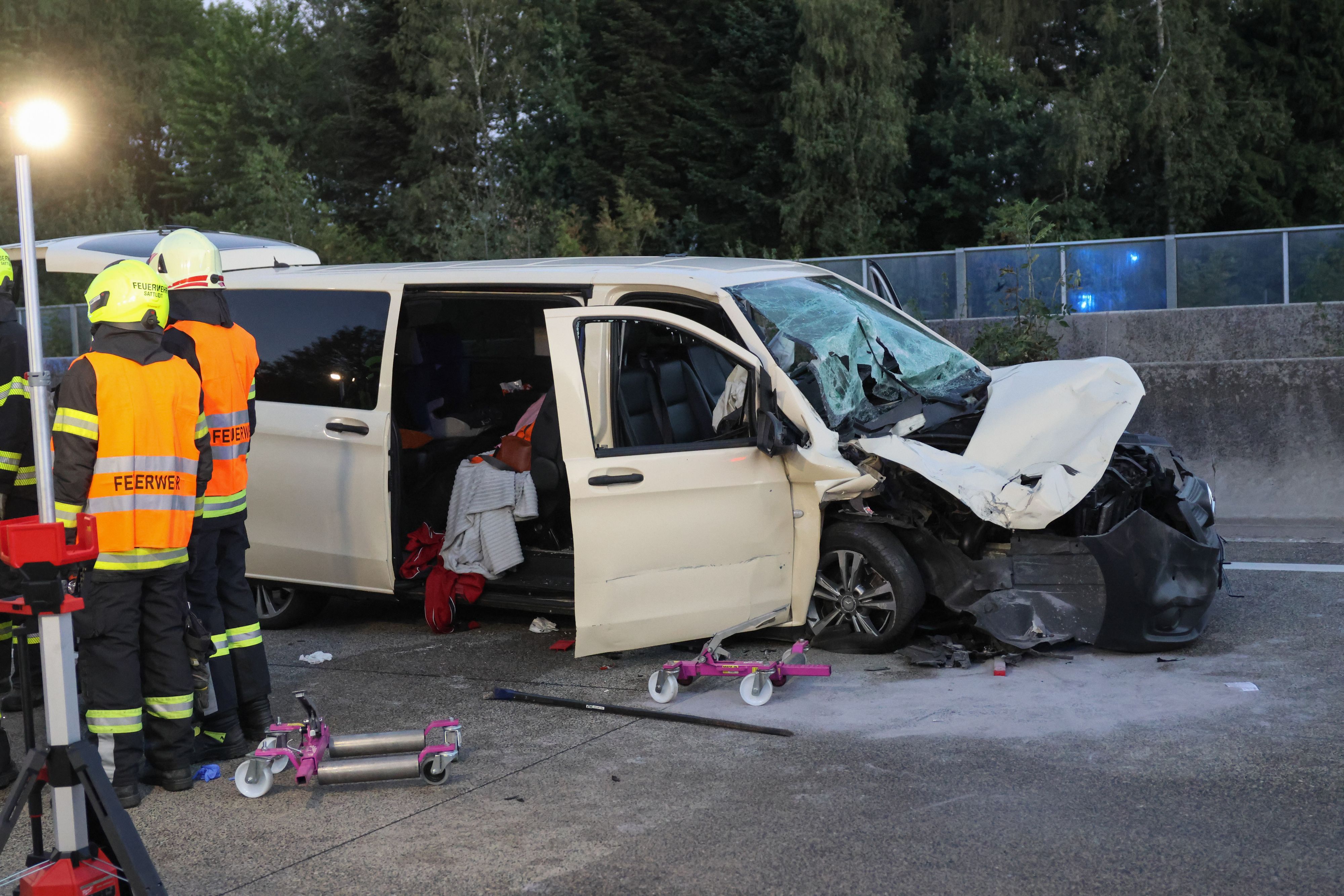 Der Kleinbus krachte in das Heck des Lkw.