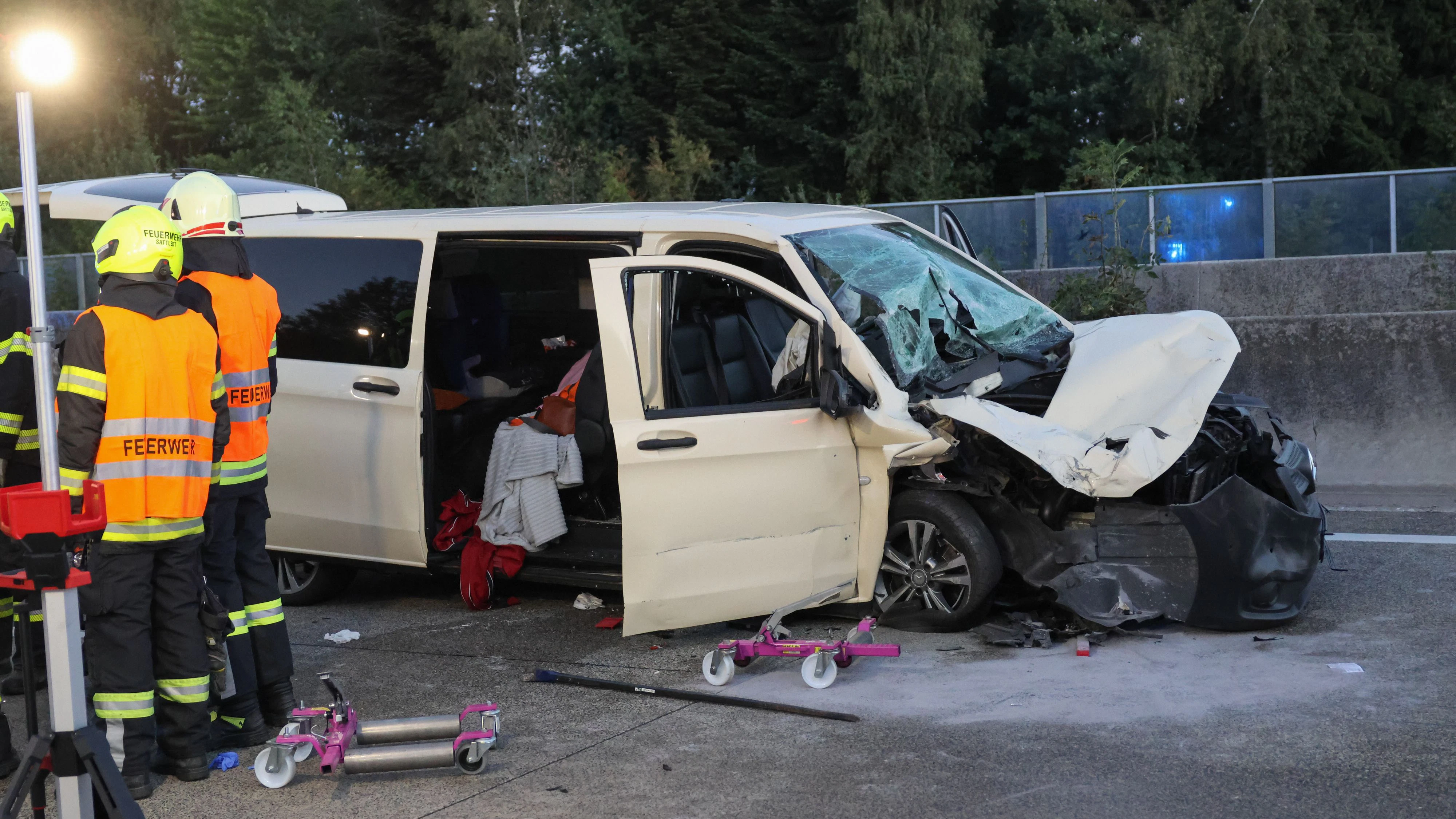 Heute.at - Kleinbus kracht in Lkw – sieben Verletzte auf Autobahn