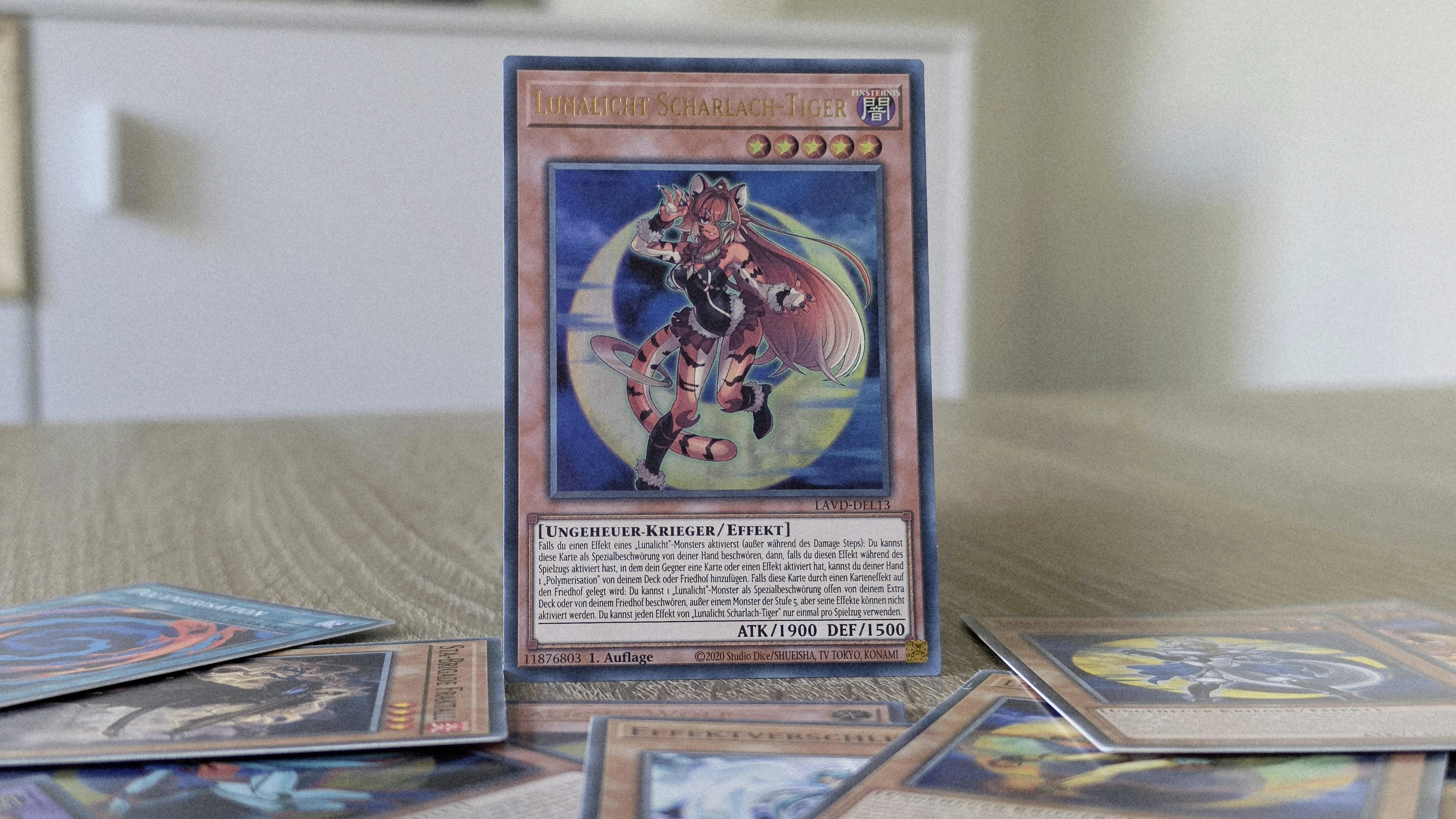 Das Lunalicht-Deck geht einen anderen Weg. Hier stehen Fusionsbeschwörungen im Mittelpunkt. Eine der neuen Karten ist Lunalicht Scharlach-Tiger.