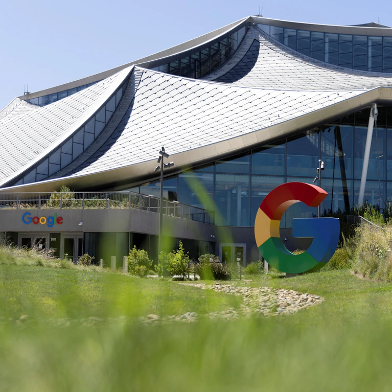 In Frankreichs Medienszene wächst der Widerstand gegen Googles KI-Übersichten. Knapp 300 Verlagshäuser ziehen deshalb nun vor die Wettbewerbsbehörde. Wie die Lage in Österreich ist, weshalb es auch für die Nutzer relevant ist, wie glaubwürdig die KI-Infos sind.