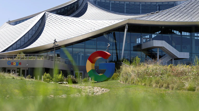 In Frankreichs Medienszene wächst der Widerstand gegen Googles KI-Übersichten. Knapp 300 Verlagshäuser ziehen deshalb nun vor die Wettbewerbsbehörde. Wie die Lage in Österreich ist, weshalb es auch für die Nutzer relevant ist, wie glaubwürdig die KI-Infos sind.
