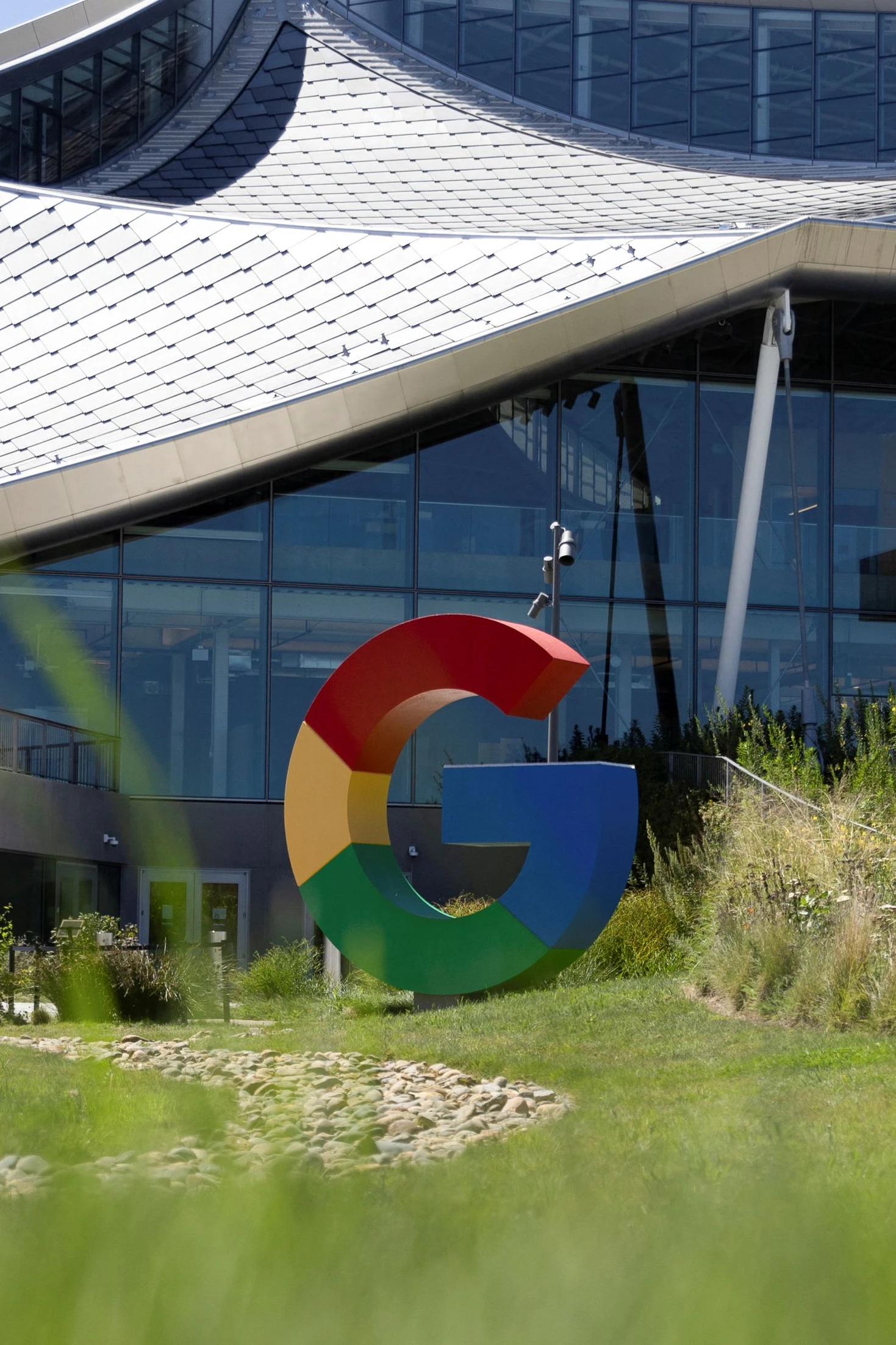 Muss in Frankreich mit massivem Widerstand gegen seine KI-Pläne zurechtkommen: Suchmaschinen-Riese Google – hier die Zentrale in Mountain View, Kalifornien
