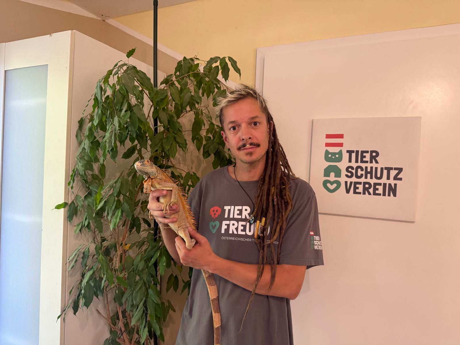Tierpfleger Alfred Kofler hält den ungewöhnlichen Gast vorsichtig in die Kamera.