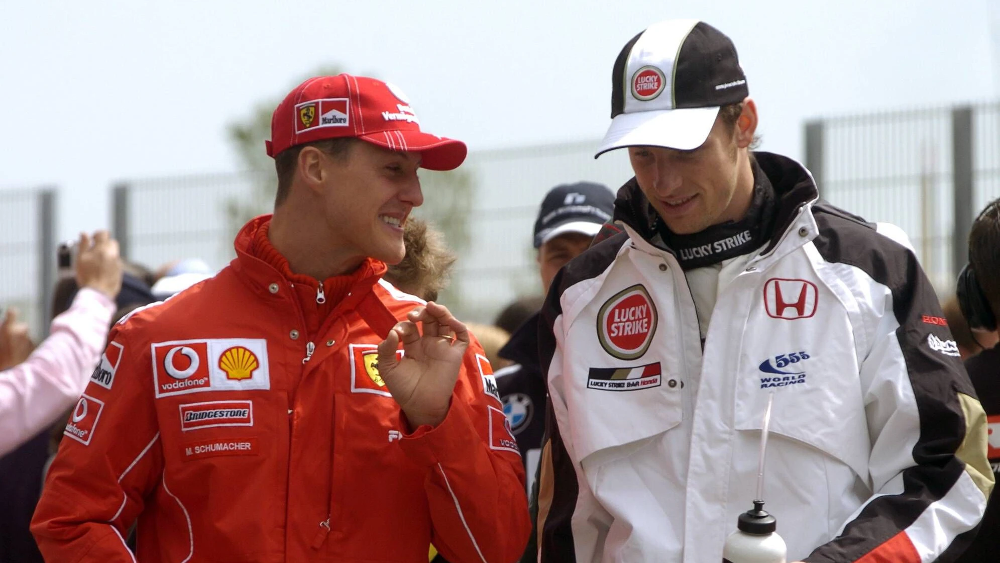 Bildnummer: 01133926  Datum: 09.05.2004  Copyright: imago/Sven Simon Michael Schumacher (Deutschland / Ferrari, li.) im Gespräch mit Jenson Button (England / BAR-Honda); British American Racing, quer Großer Preis von Spanien 2004, Formel 1 Weltmeisterschaft, F1, F, GP, WM, Vdig Barcelona Circuit de Catalunya Motorsport Grand Prix Herren Einzel Spanien Gruppenbild optimistisch Randmotiv Personen