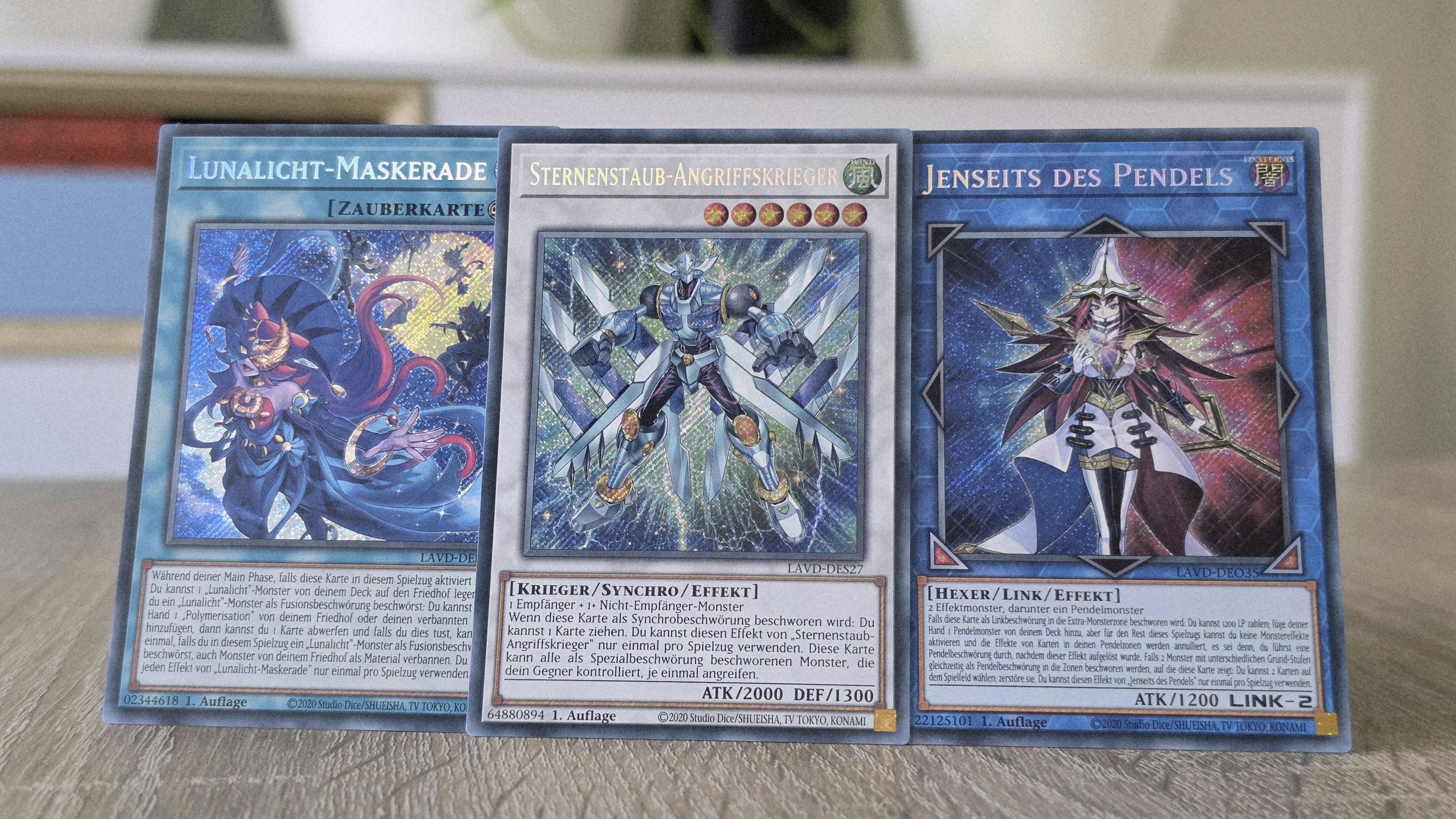 In der Box gibt es bei den Bonuskarten die Möglichkeit, statt einer Secret Rare eine Starlight-Rare zu bekommen. Bei uns blieb es bei Secret Rares.