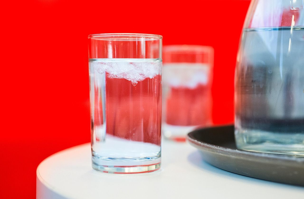 Kaltes Wasser im Glas