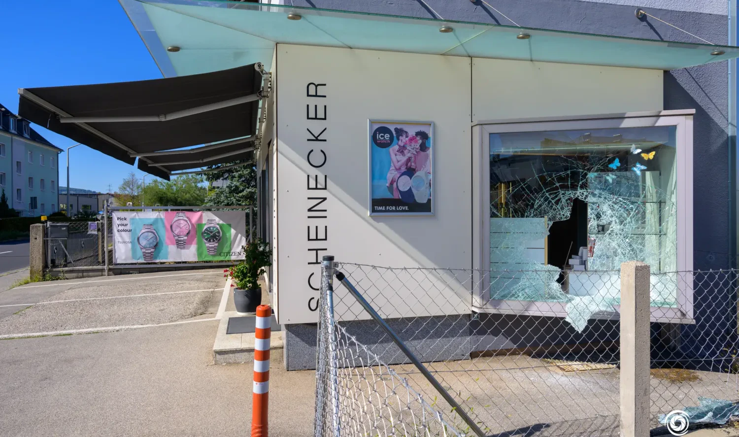 Heute.at - Juwelier-Coup mit Kanalgitter! Täter rasen im BMW davon