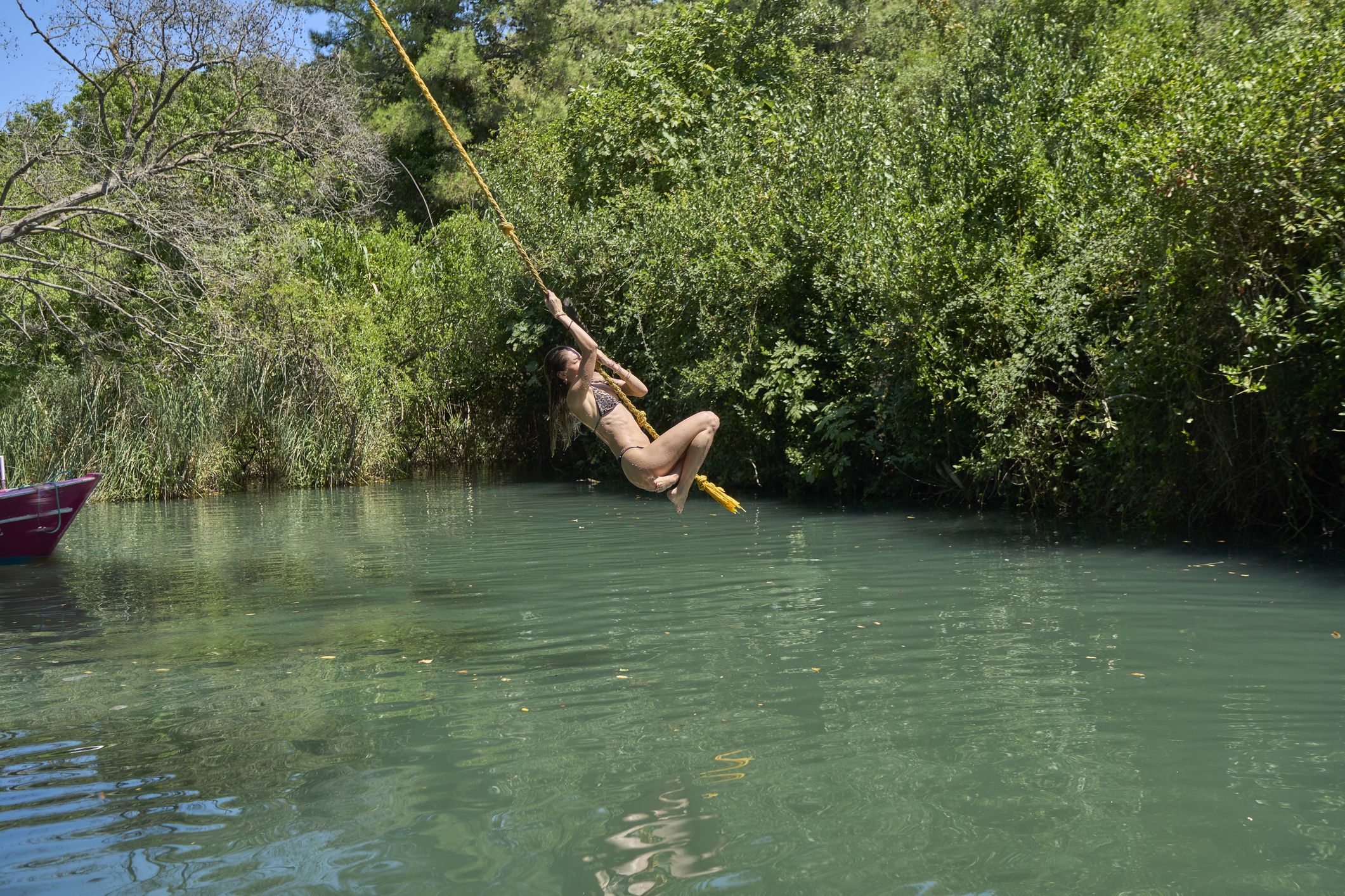 Die junge Frau ließ das Seil zum falschen Zeitpuntk los, landete auf den Steinen vor dem See (Symbolbild).