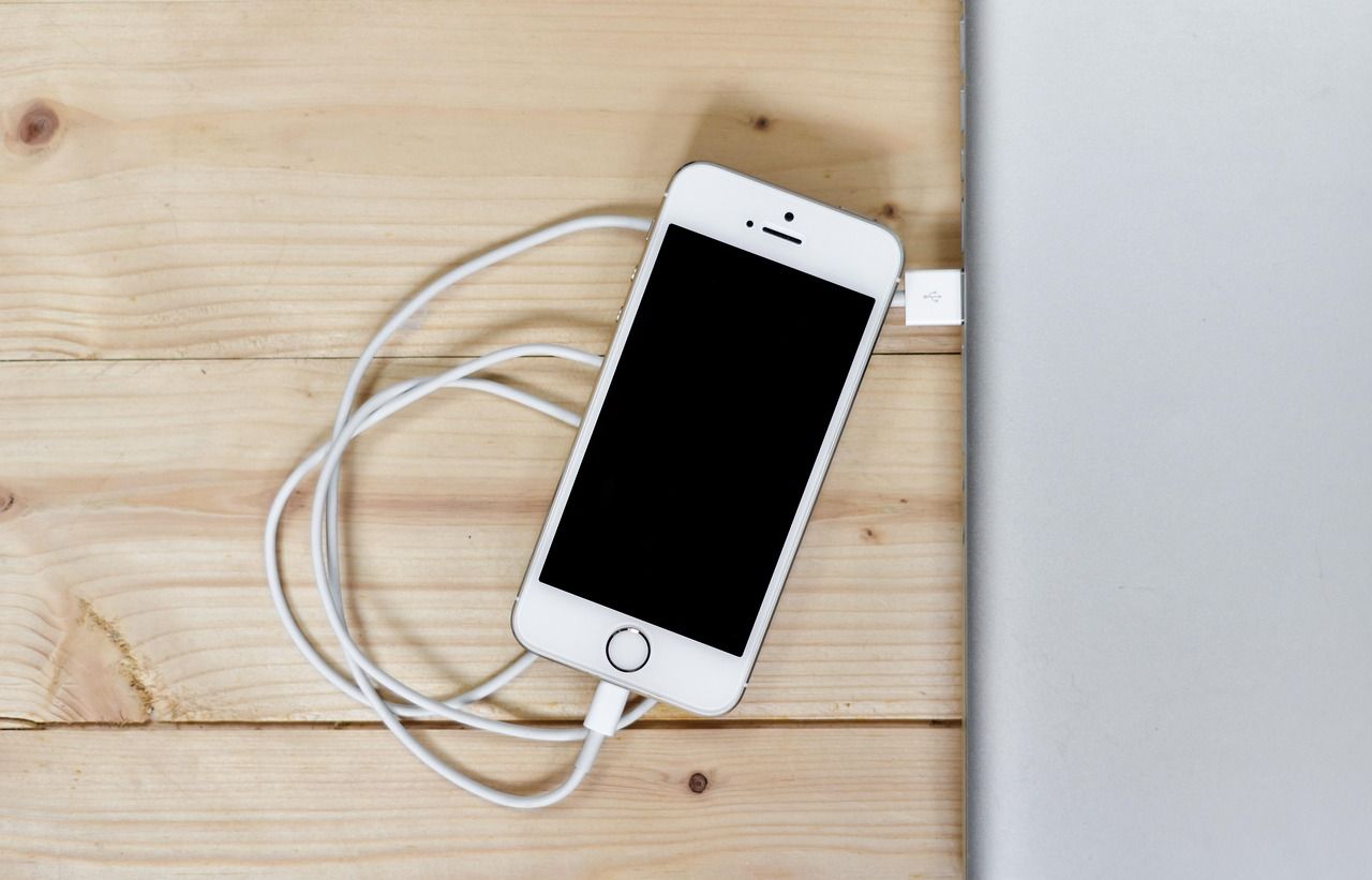Smartphone mit Ladekabel
