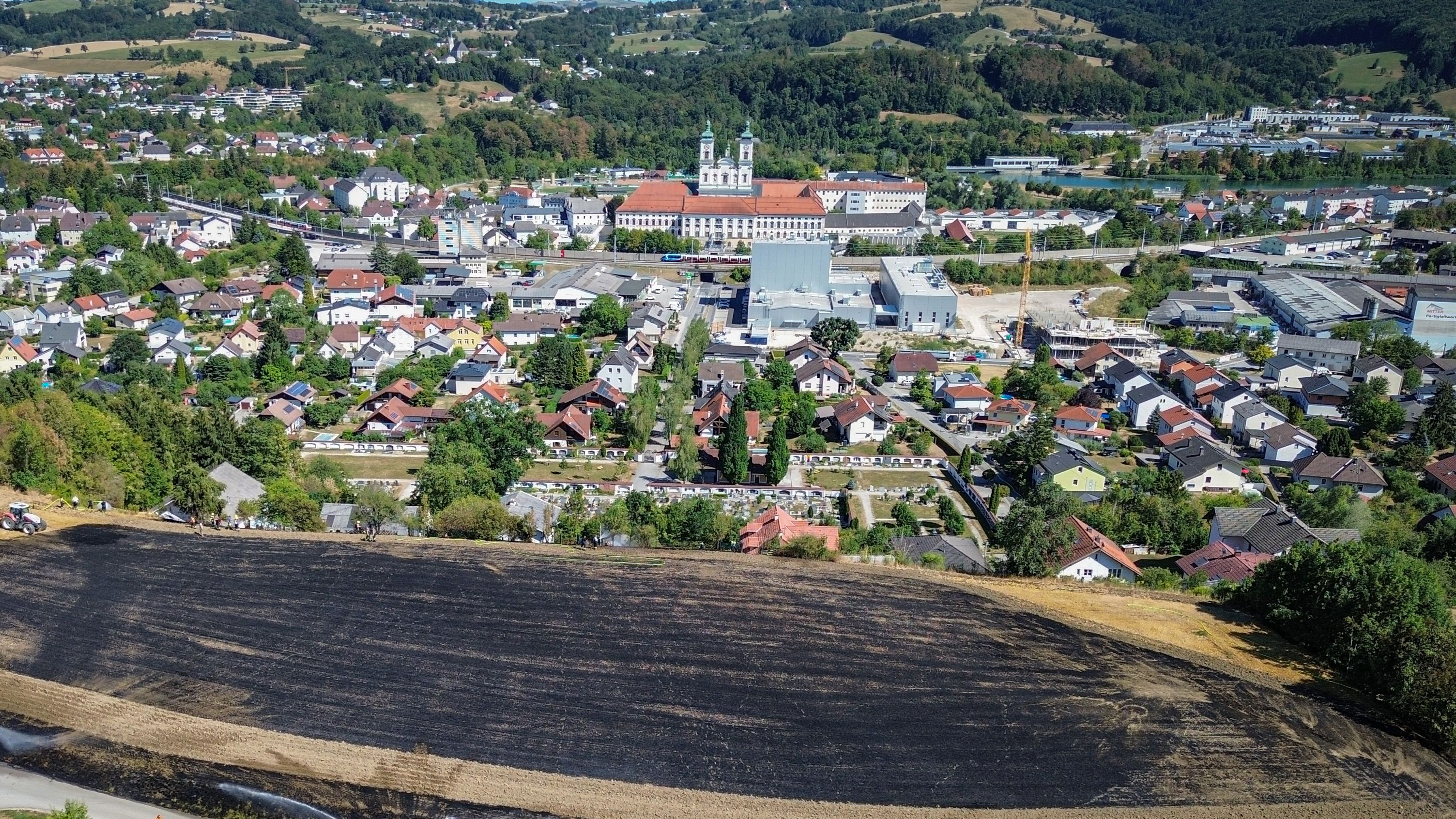 160 Feuerwehrleute kämpften gegen den Feldbrand.