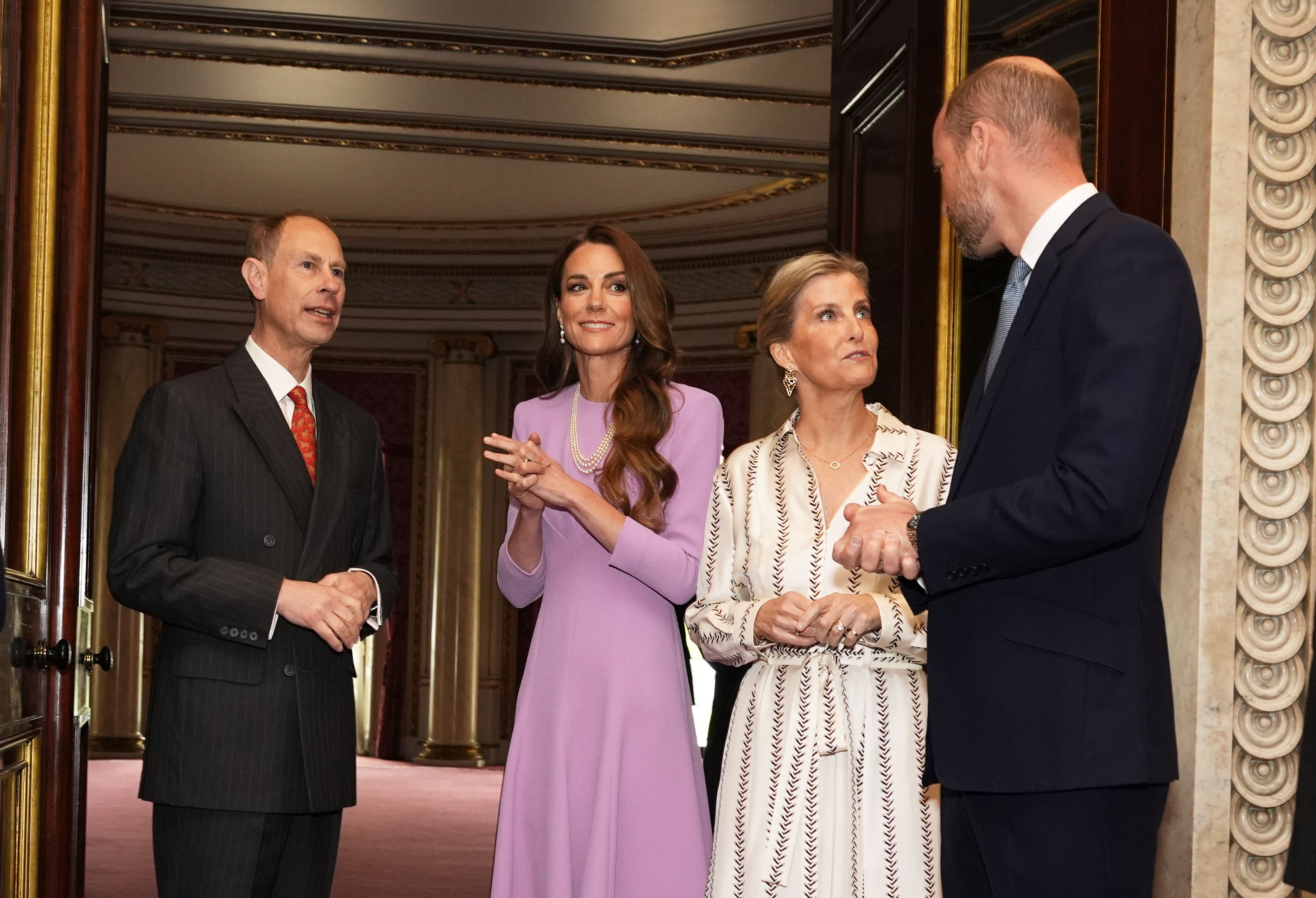 Prinz Edward (ganz links) fällt auf, indem er gar nicht auffällt.