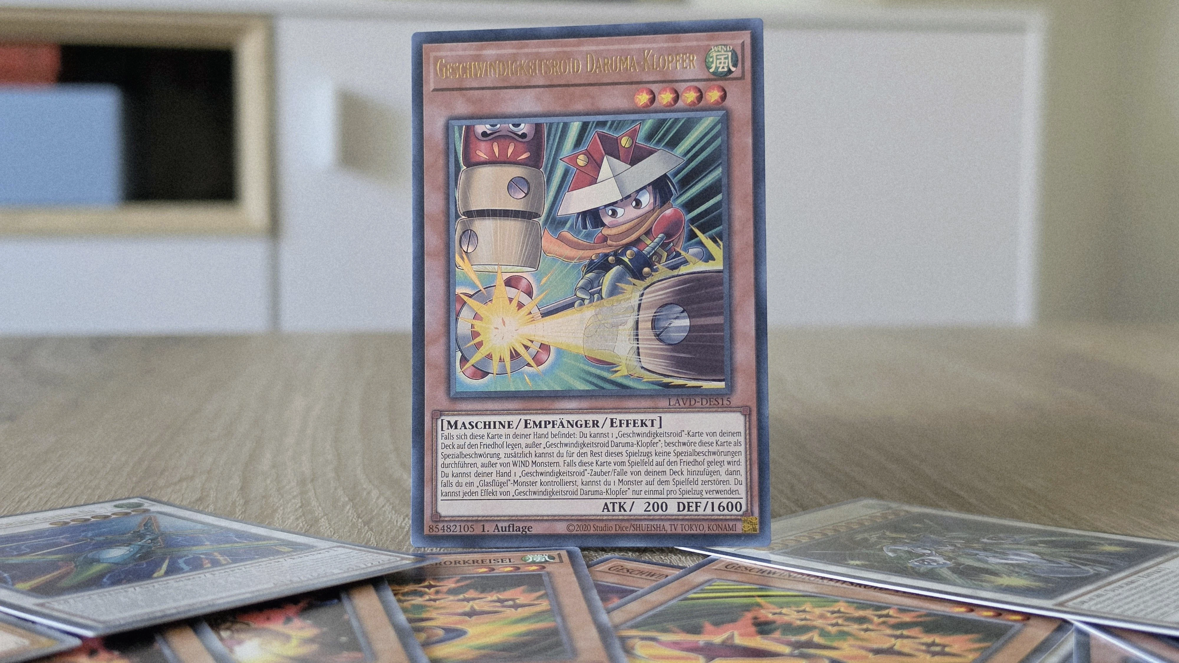 Beim dritten Deck geht es um Yugo und seine Geschwindigkeitsroid-Karten. Eine der neuen zentralen Karten ist Geschwindigkeitsroid Daruma-Klopfer, ein Stufe-4-Wind-Empfänger.