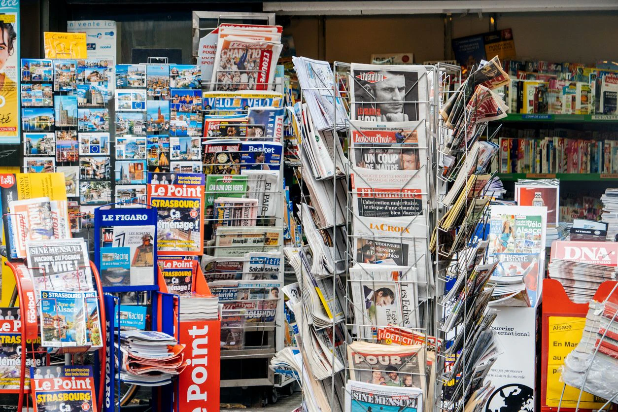 Zeitungsland Frankreich: Auch hier sind die Einbußen für die Verlage aufgrund der Verlagerung des Geschäftes ins Internet gewaltig