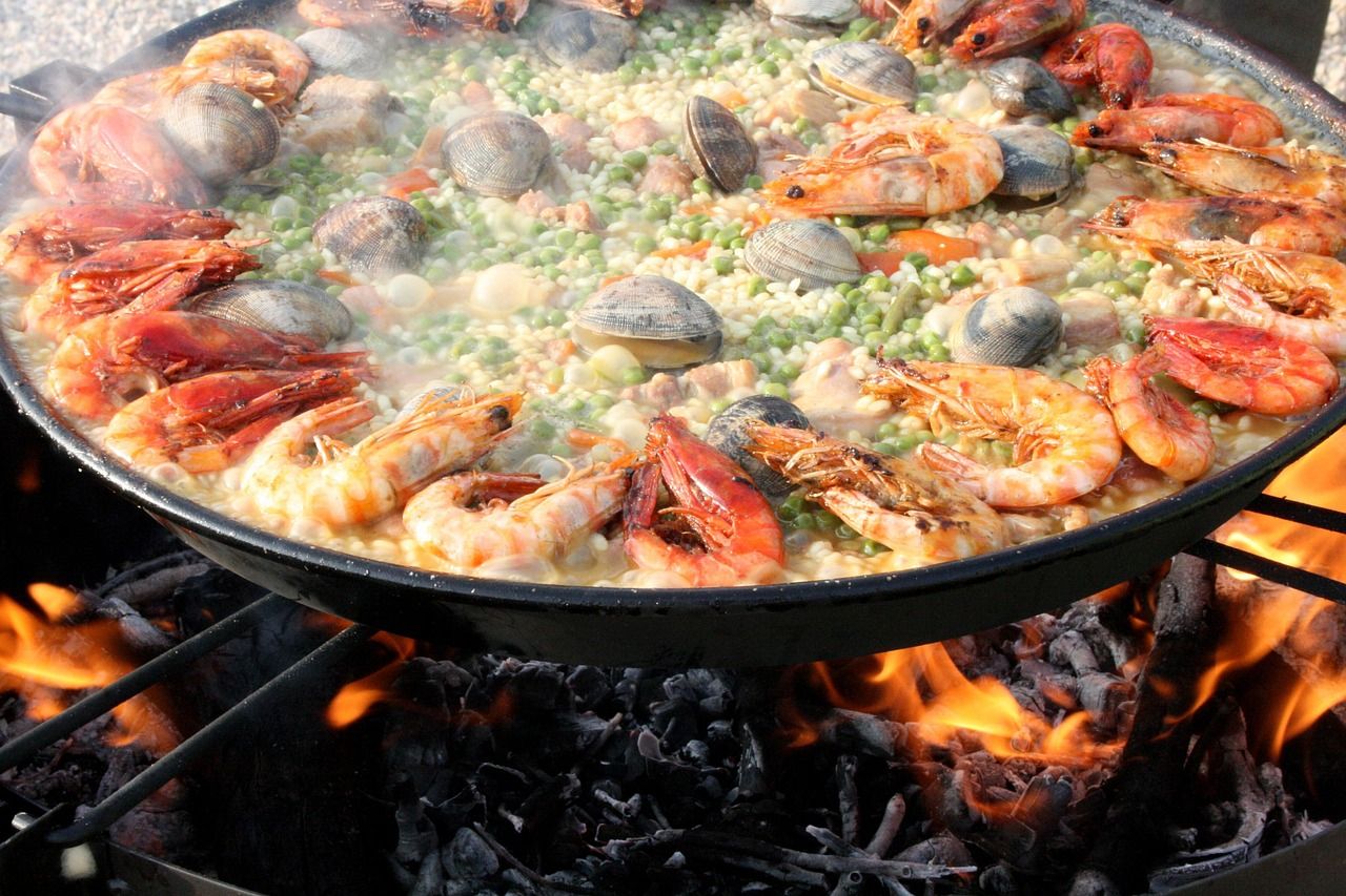 Spanische Paella mit Brühe