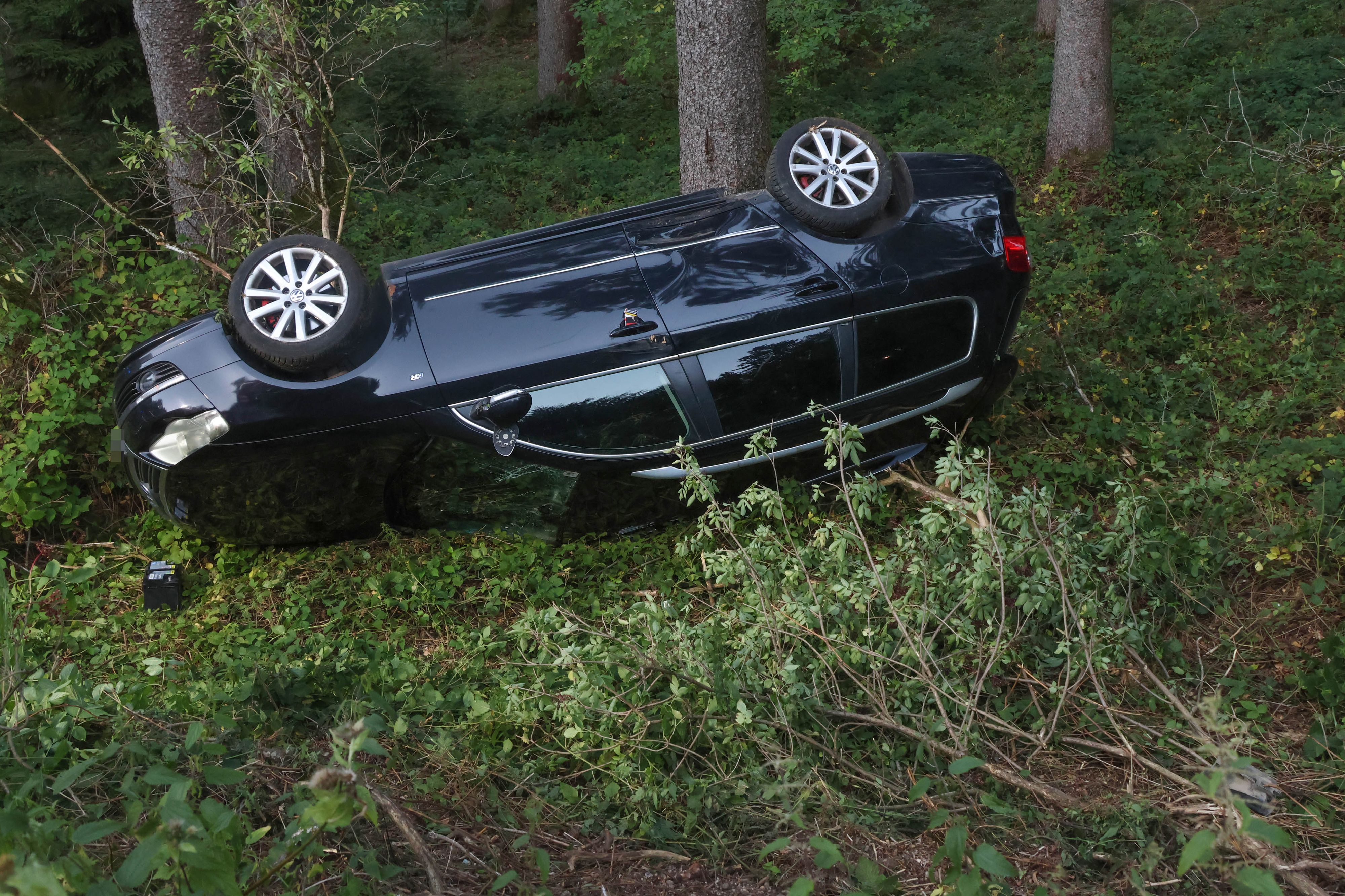 In Eberschwang im Bezirk Ried im Innkreis entdeckte eine Radfahrerin das überschlagene Auto im Wald.