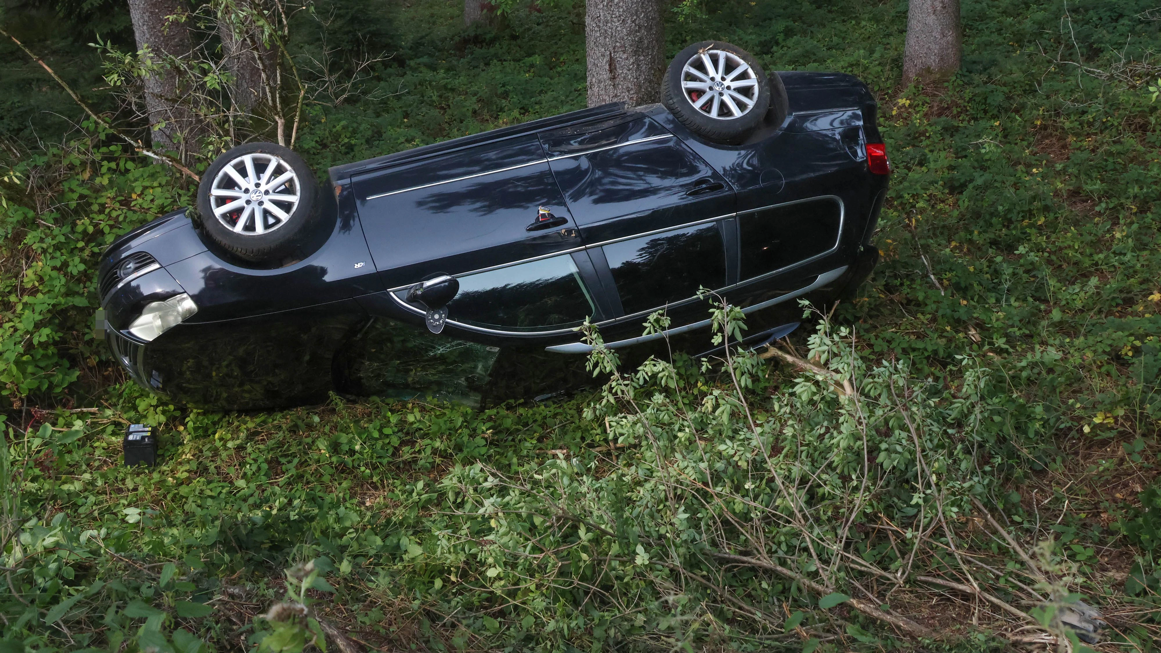 In Eberschwang im Bezirk Ried im Innkreis entdeckte eine Radfahrerin am Morgen des 15. August 2026 ein überschlagenes Auto auf der L1074. Weil vor Ort niemand angetroffen wurde, starteten drei Feuerwehren eine Suchaktion. Erst später konnte die Lenkerin erreicht werden. Sie war unverletzt.