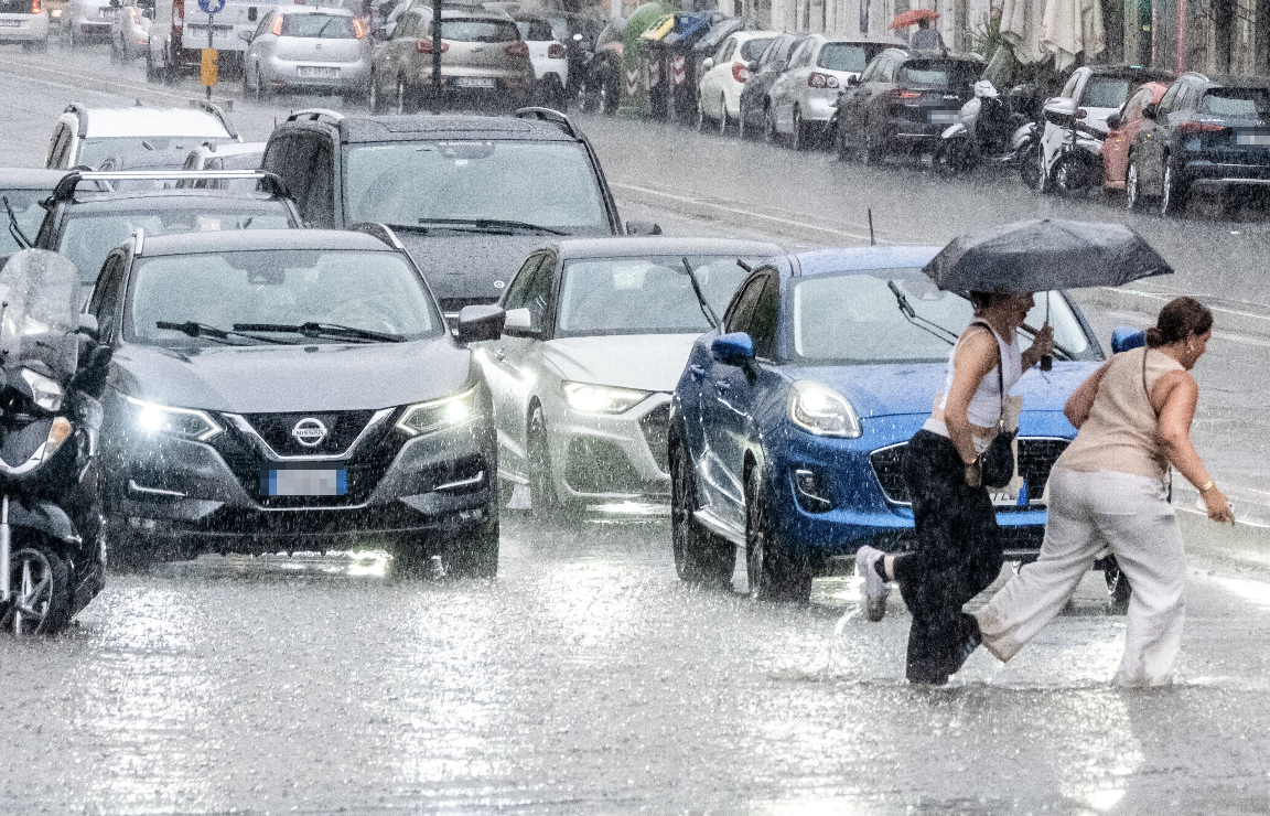Heute.at - Kaltfront fegt Starkregen-Gewitter nach Österreich