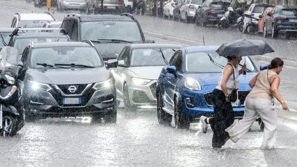 Heute.at - Kaltfront fegt Starkregen-Gewitter nach Österreich