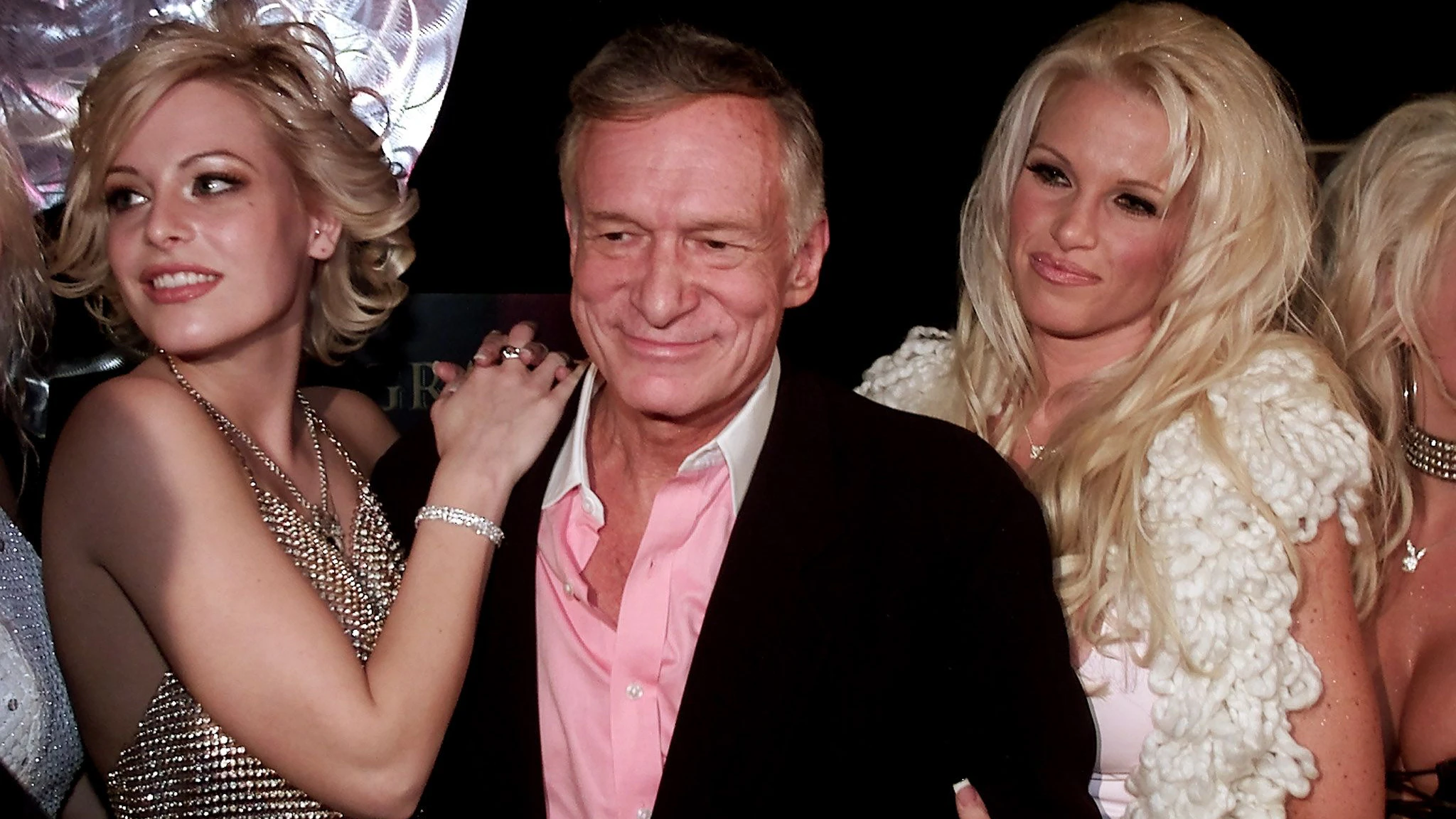 Playboy-Gründer Hugh Hefner posiert mit zwei seiner sieben Freundinnen, Cathi O'Malley (links) und Tina Jordan, während seiner Feier zum 75. Geburtstag im „Studio 54“ im MGM Grand Hotel-Casino in Las Vegas am 2. März 2001.