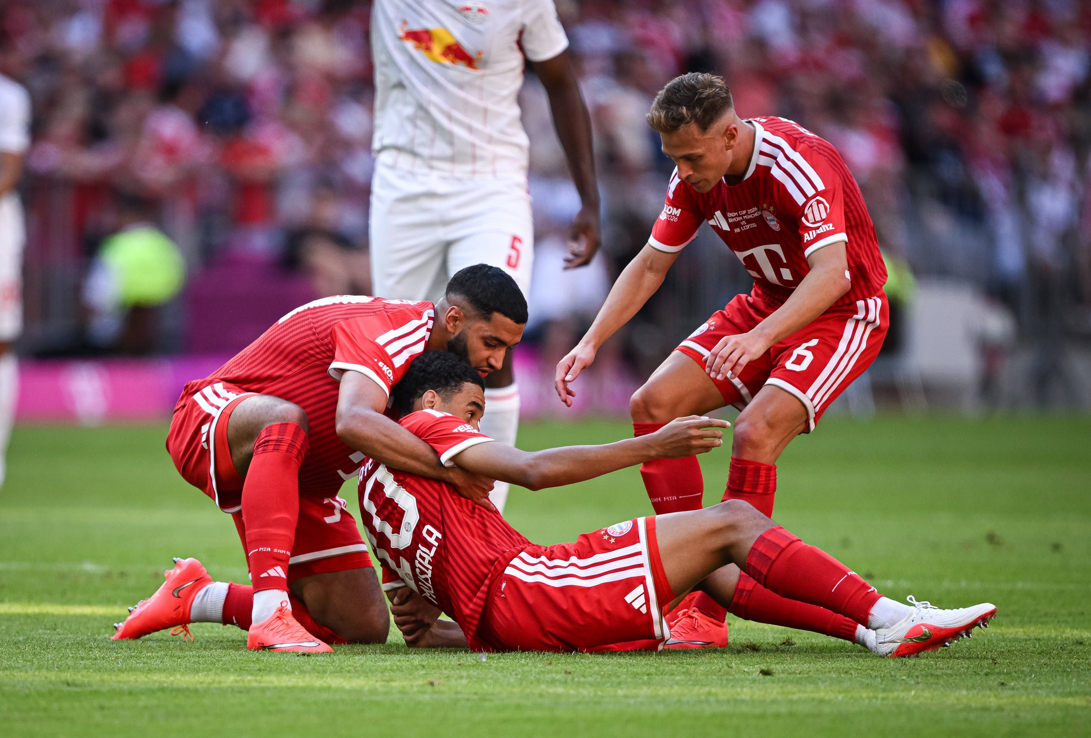 Jamal Musiala brach am Platz zusammen. 