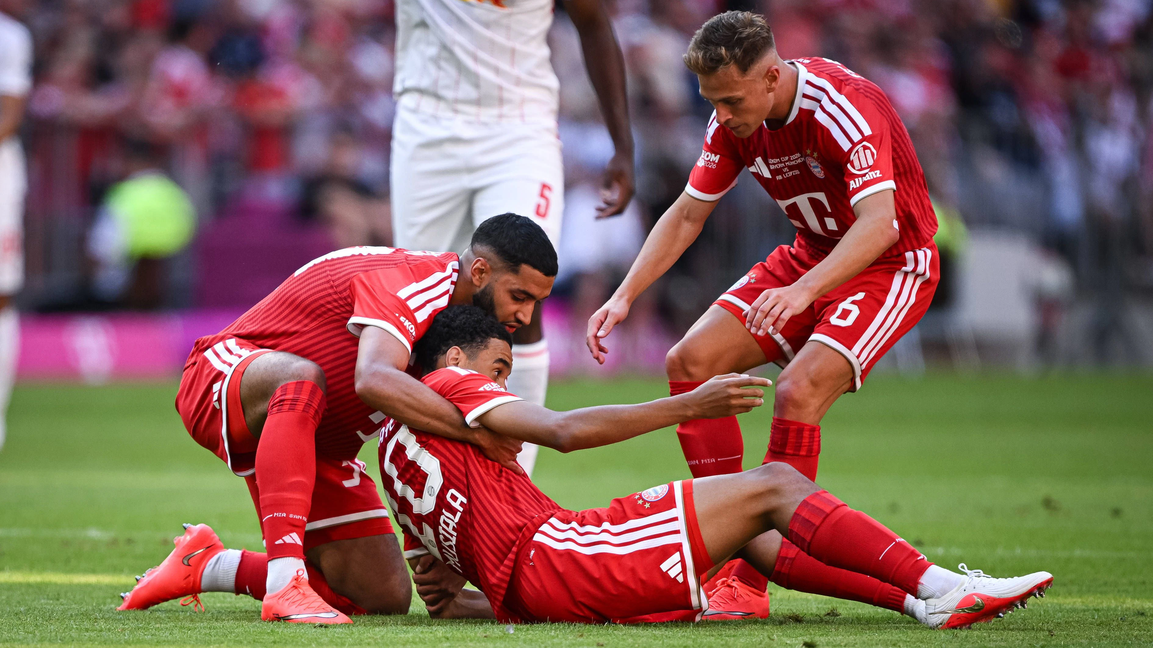 Jamal Musiala brach am Platz zusammen. 