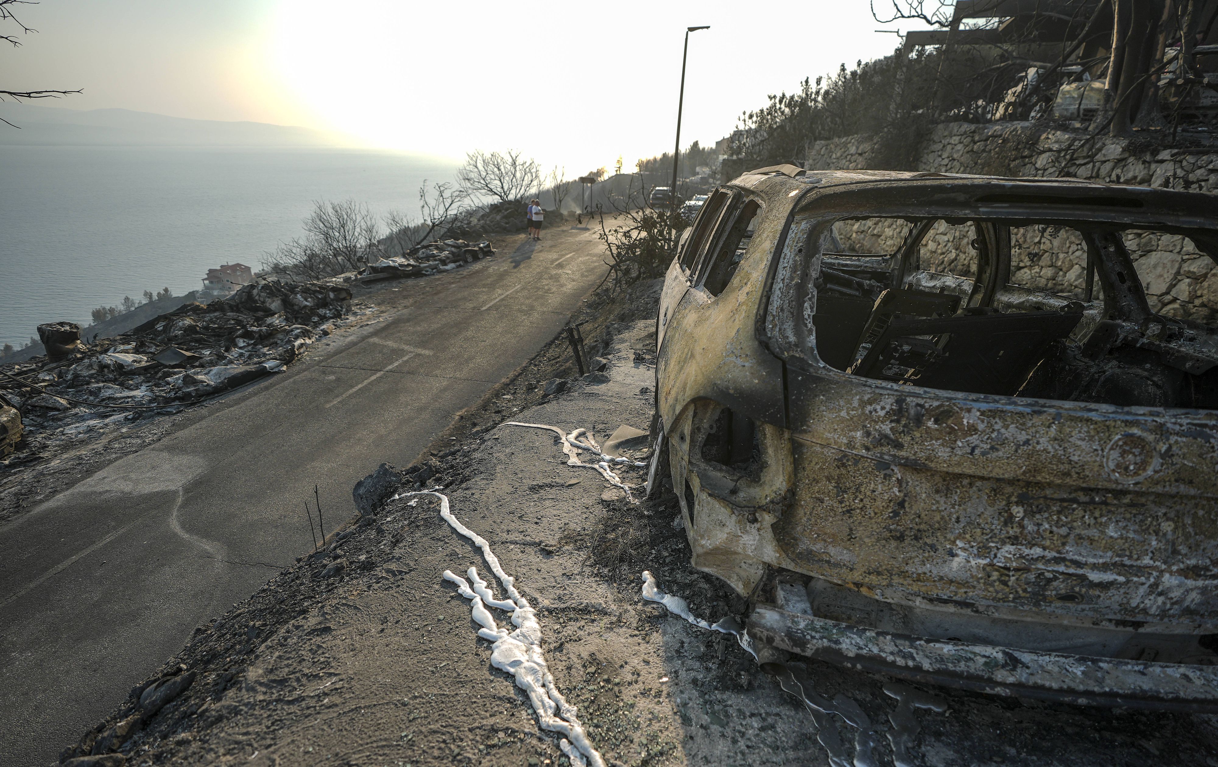 Ein Blick auf die Folgen eines Waldbrands in der Nähe von Omiš, Kroatien, am 14. August 2026