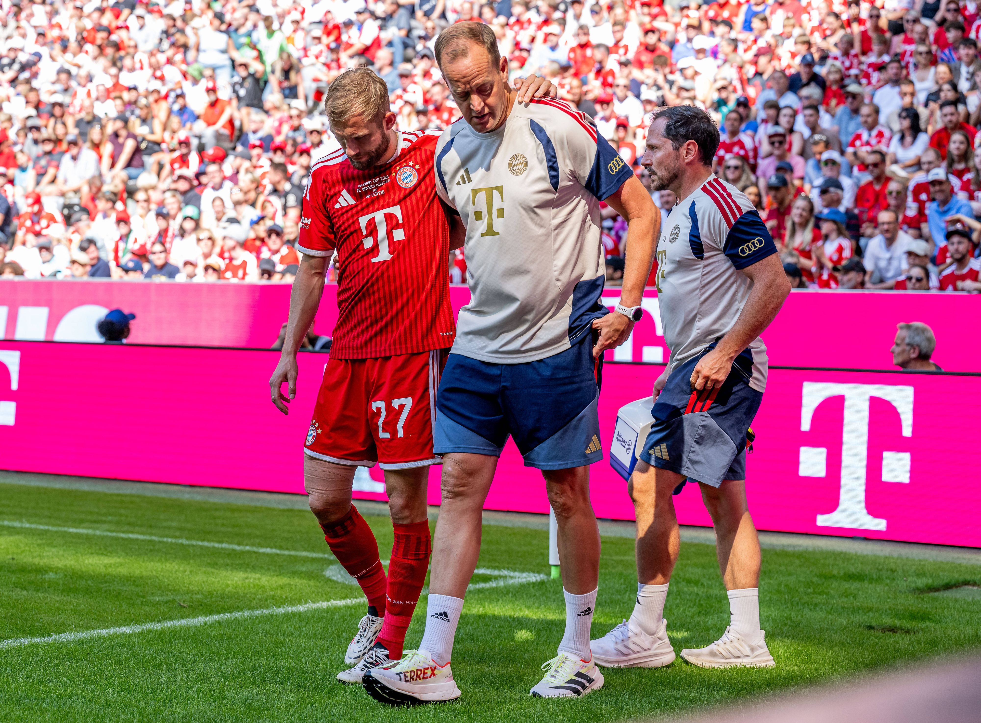 Konrad Laimer humpelte gestützt vom Platz. 