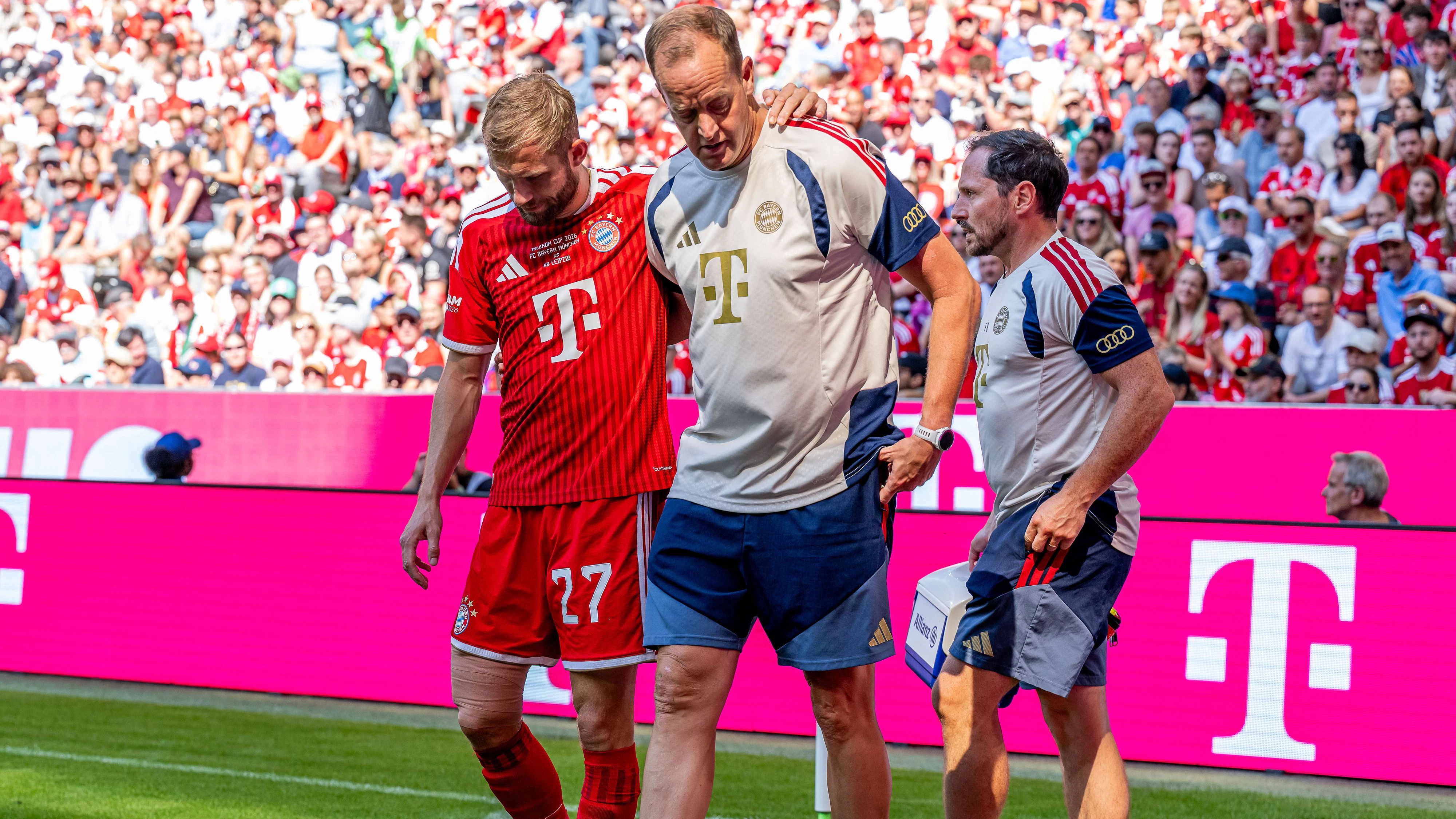 Konrad Laimer humpelte gestützt vom Platz. 