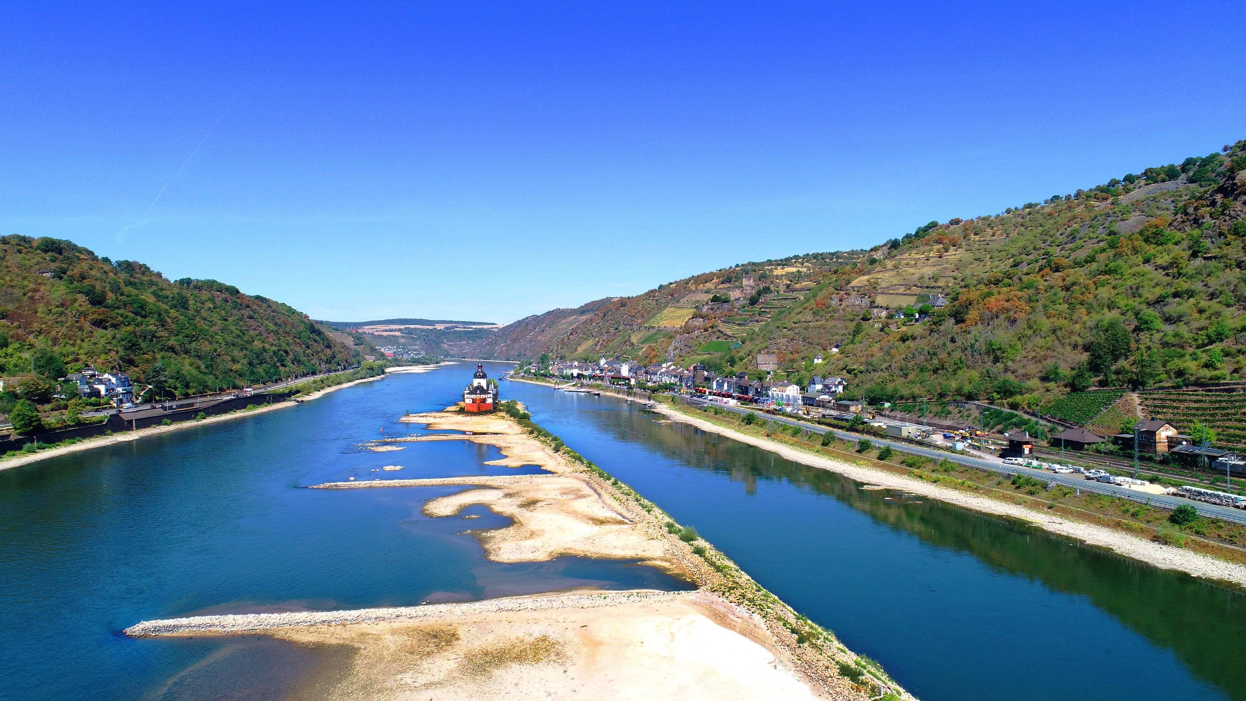 Kaub ist vor allem bekannt durch die im Rhein gelegene Burg Pfalzgrafenstein. Der wichtige Fluss nähert sich seinem historischen Tiefststand. An der langjährigen Messlatte ist der Wert inzwischen nur noch einstellig.