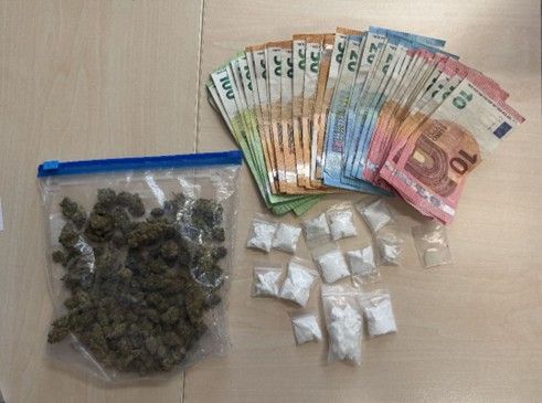 In der Tasche fanden die Polizisten Suchtmittel, vermutlich Kokain und Cannabiskraut, sowie Bargeld in Höhe von 2.000 Euro vor und stellten dieses sowie das Moped sicher.