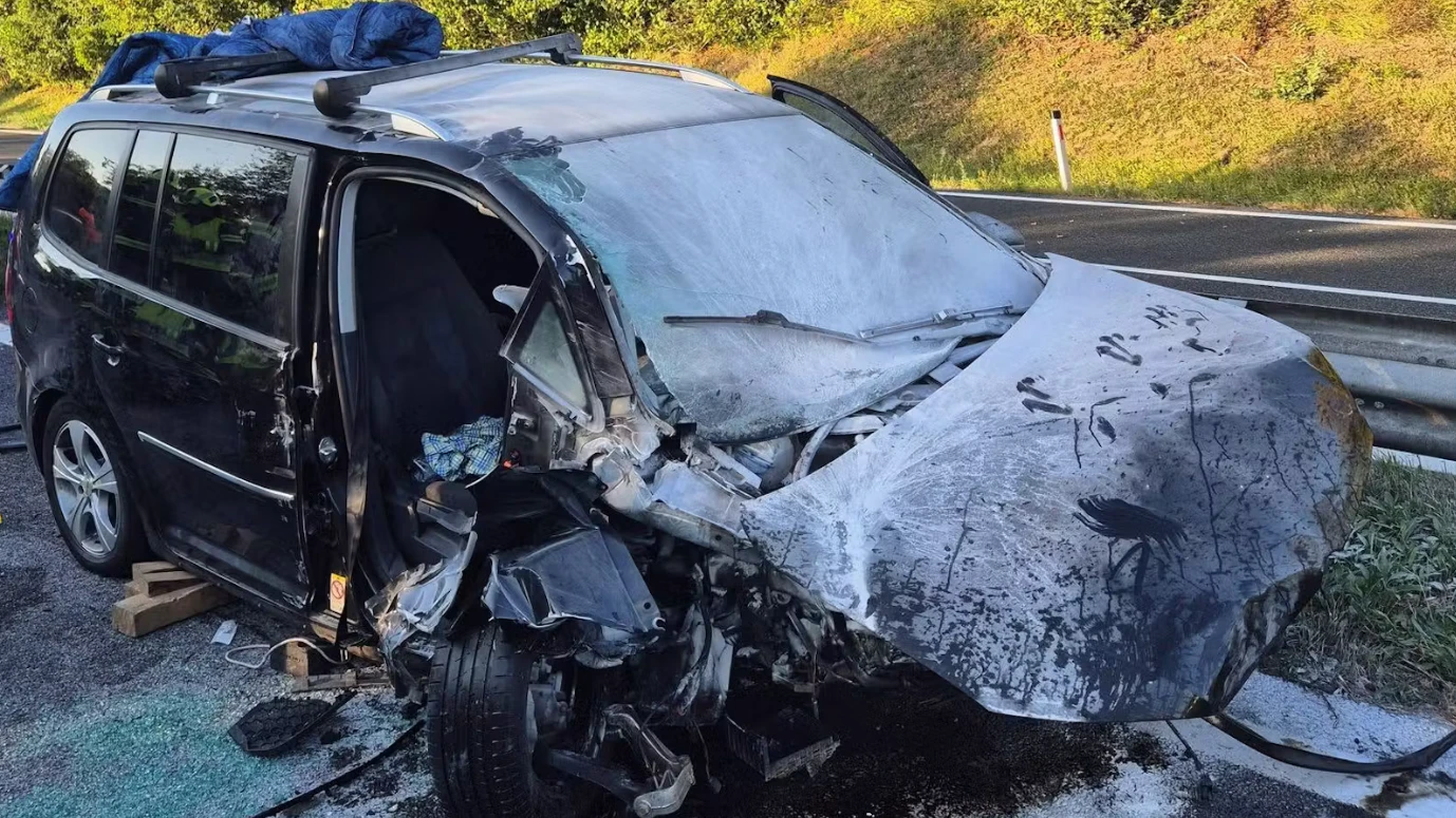 Das Auto ging nach dem Unfall in Flammen auf.
