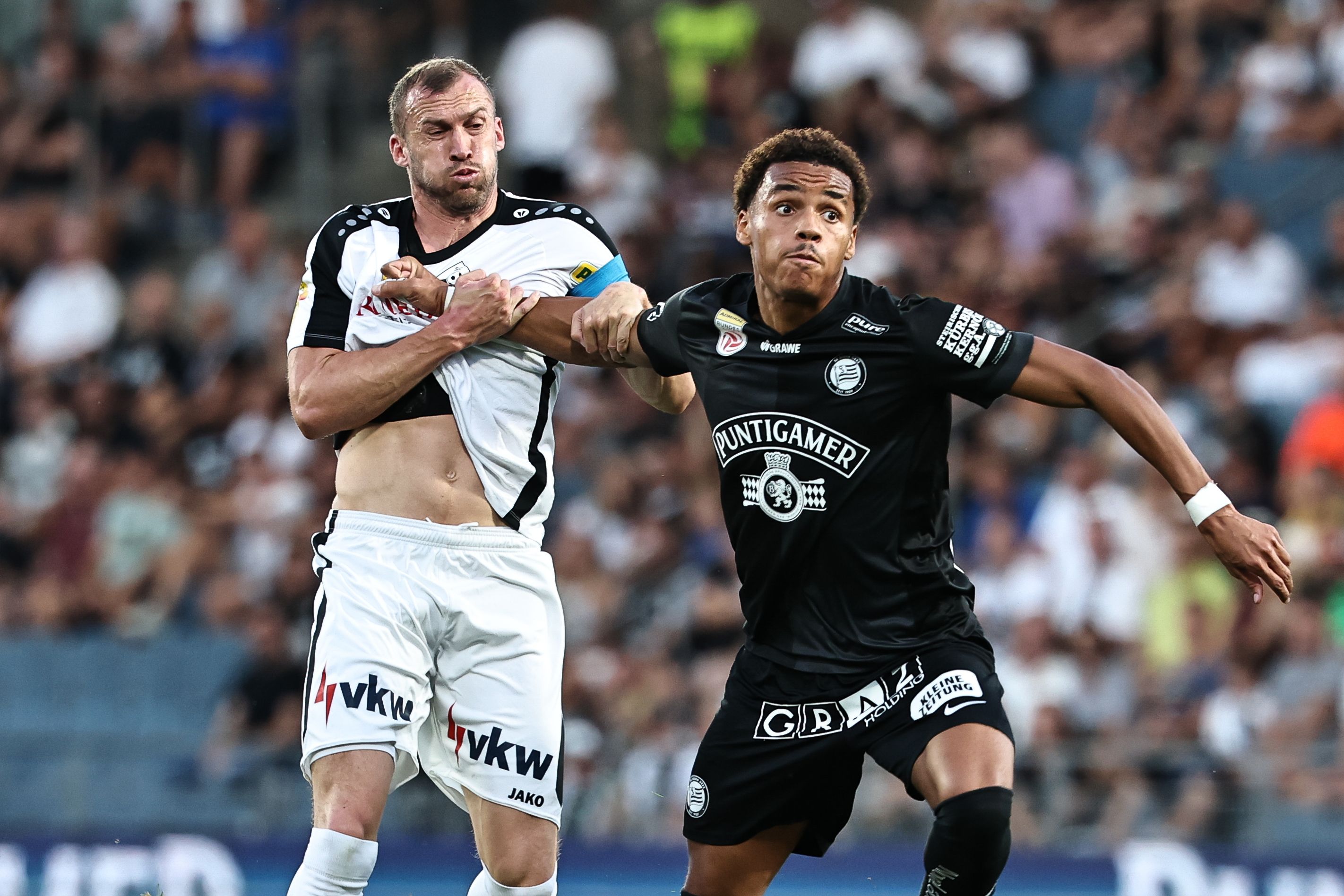 Axel Kayombo (Sturm) gegen Lukas Jaeger (Altach).