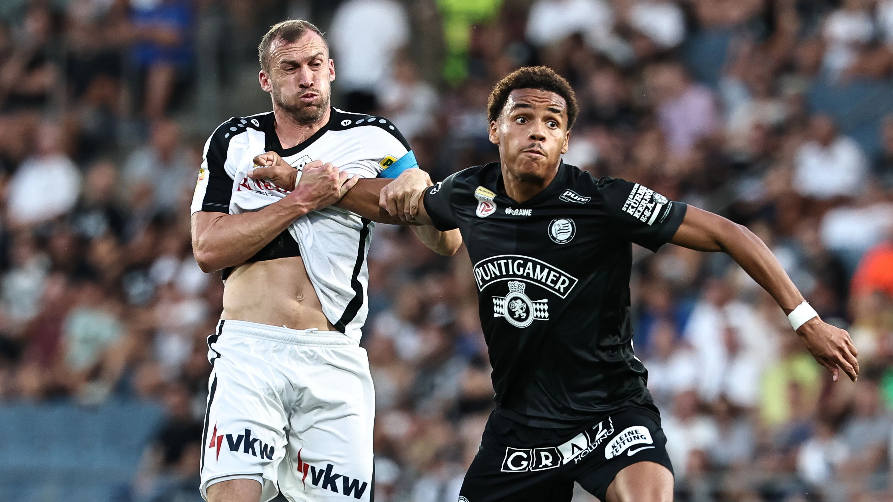 Axel Kayombo (Sturm) gegen Lukas Jaeger (Altach).