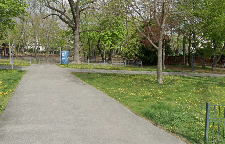 Blick in einen Park in Wien-Liesing.