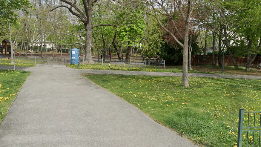 Blick in einen Park in Wien-Liesing.
