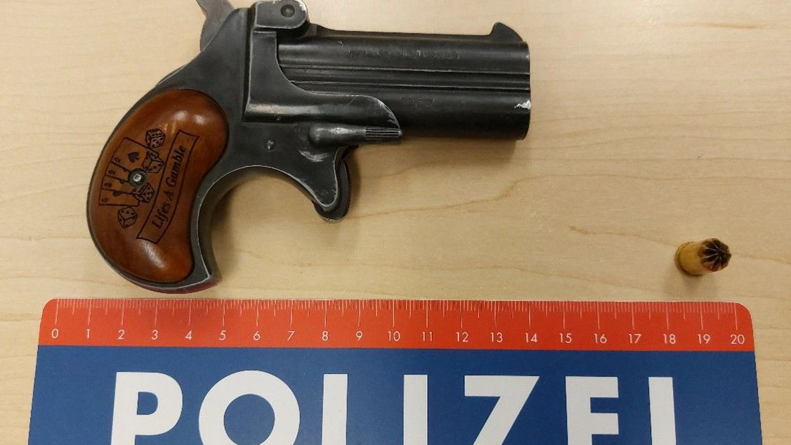 Bei der vermeintlich echten Schusswaffe handelte es sich laut Polizei um eine geladene Schreckschusswaffe. Sie wurde von den Beamten sichergestellt.