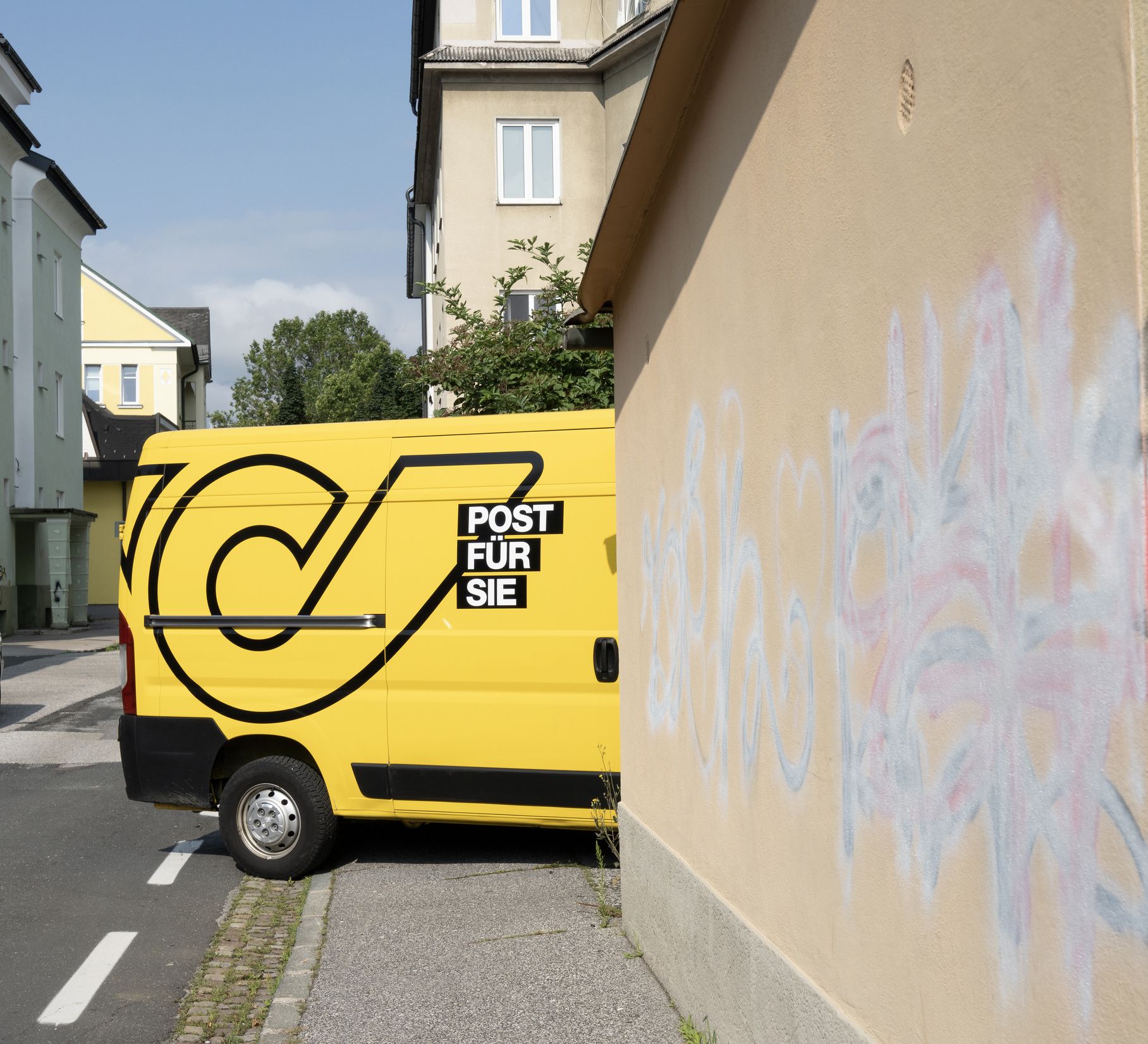 Der Postler verlor seinen Job, nachdem er von seinem Zustellauto getroffen und verletzt wurde.