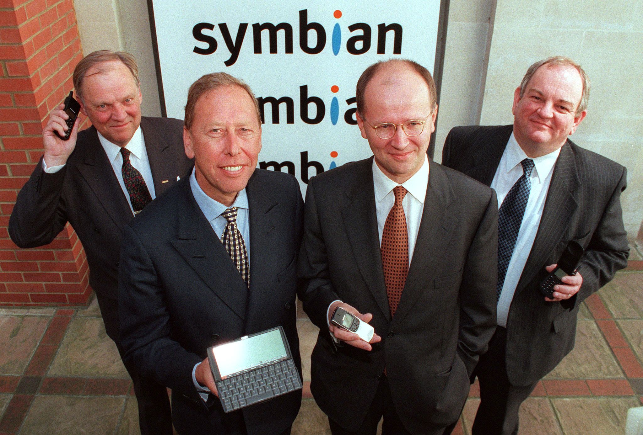 Das Gerät aus Finnland ließ sich wie ein Mini-Laptop aufklappen und offenbarte eine computerähnliche Tastatur.