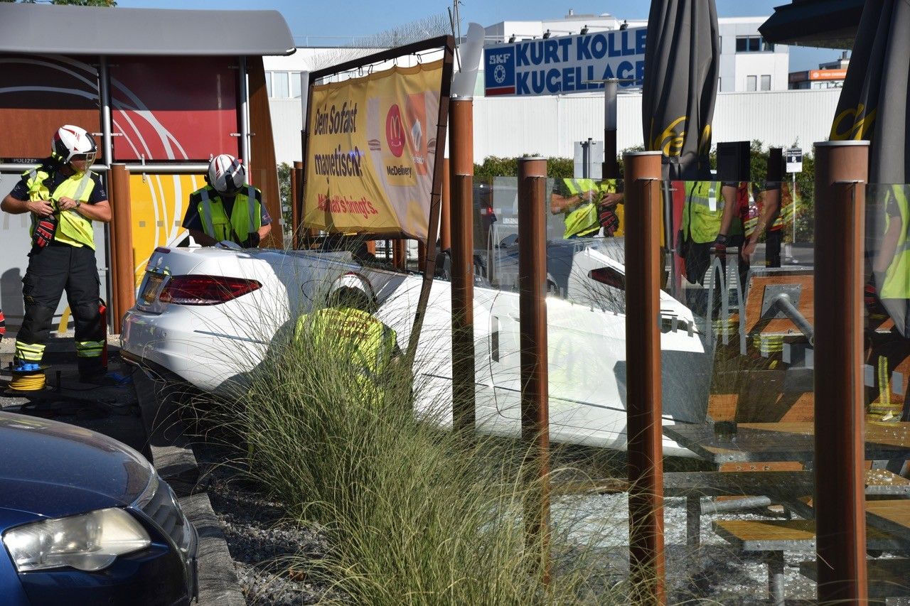 Heute.at - Mercedes rast in Mäci-Garten! Mehrere Personen verletzt